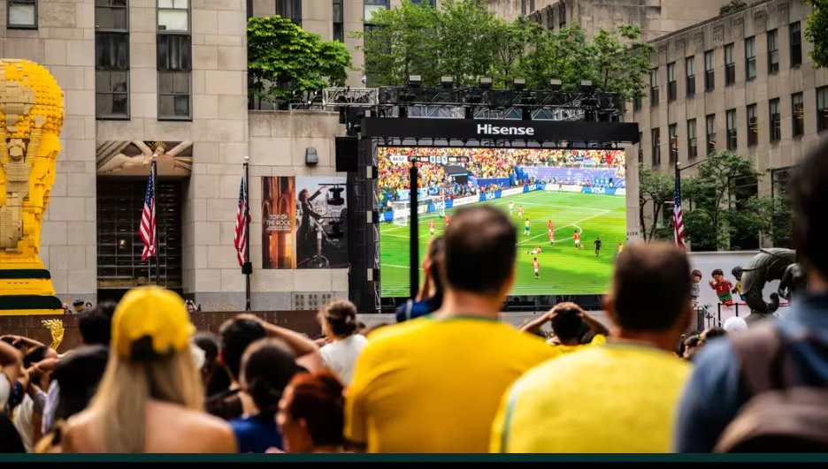 El Fan Village oficial se instaló dentro del complejo para reunir a aficionados con transmisiones y actividades temáticas