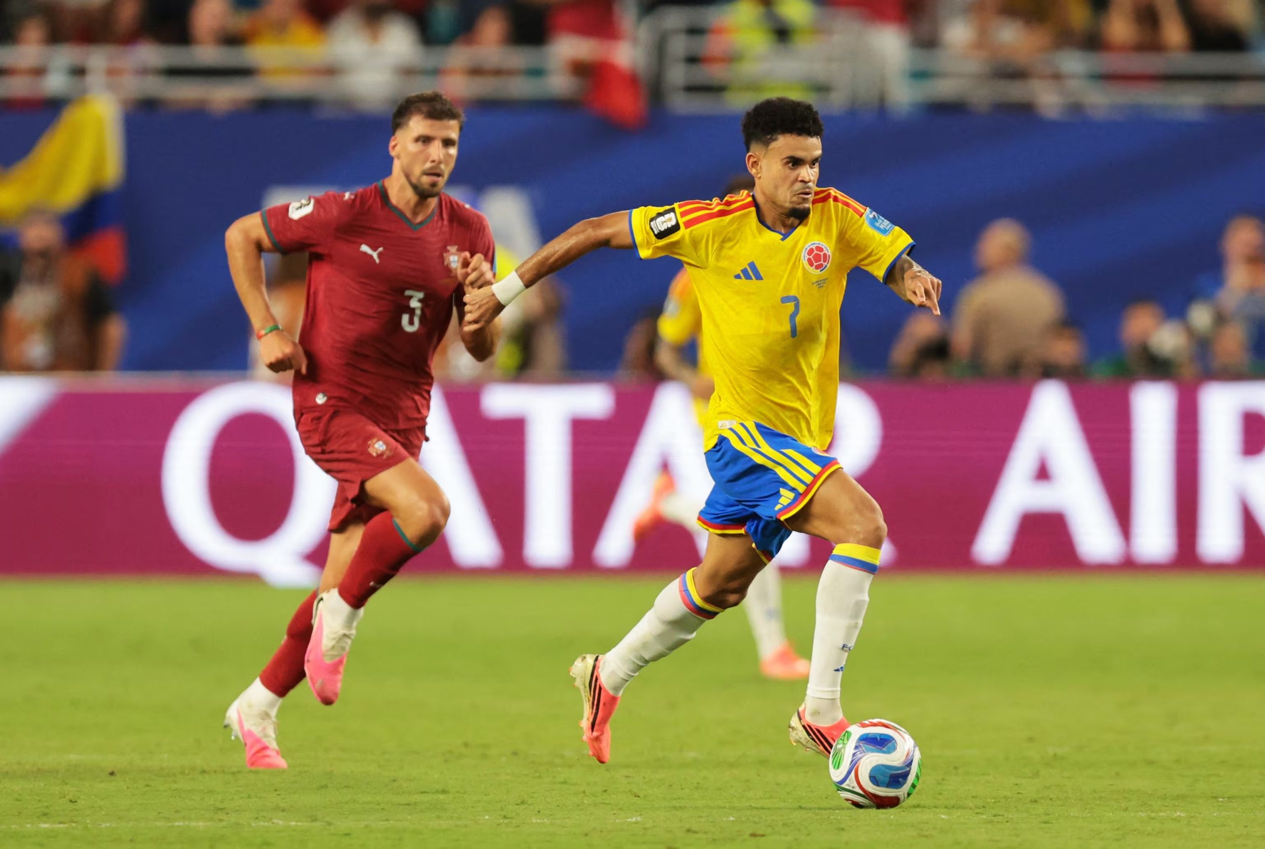 Ruben Días persiguiendo a Luis Díaz en el Colombia vs. Portugal-crédito Sam Navarro/IMAGN IMAGES vía REUTERS 