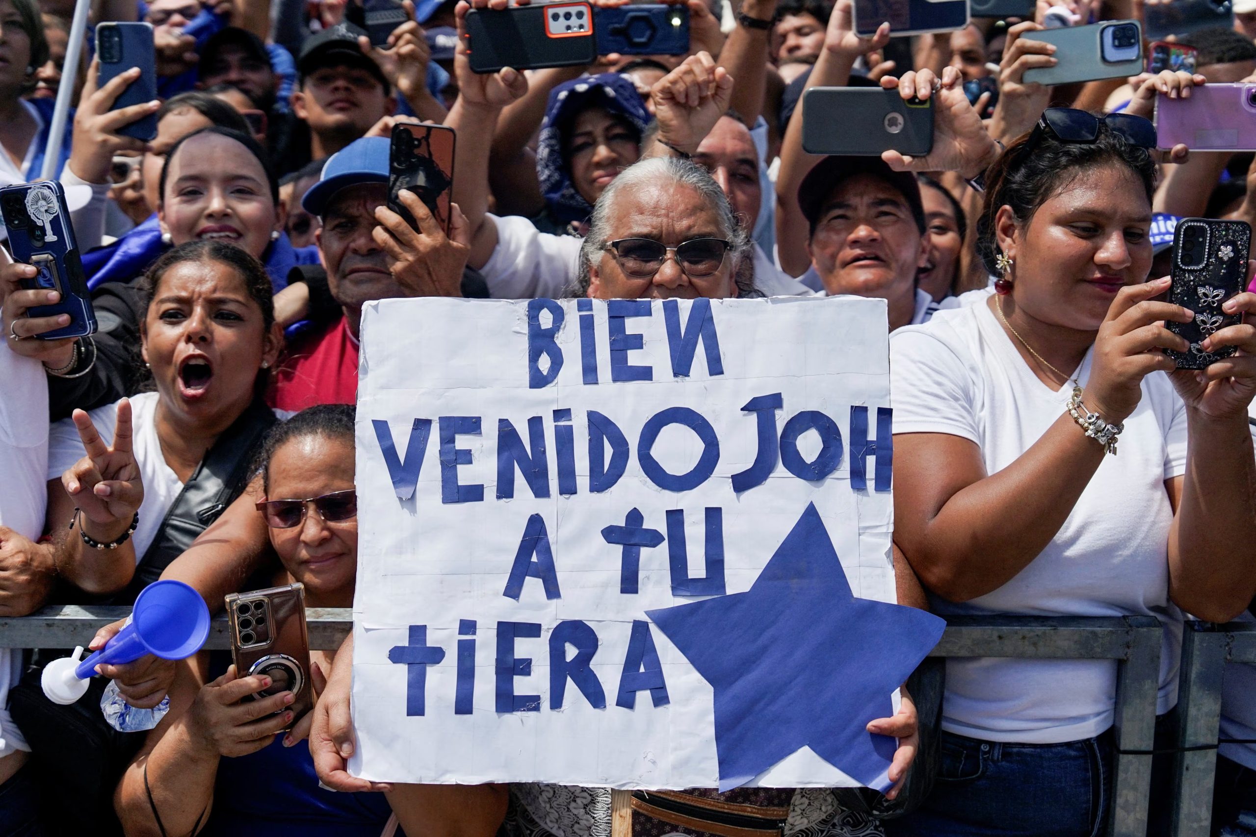Un simpatizante del expresidente hondureño Juan Orlando Hernández sostiene una pancarta que dice 