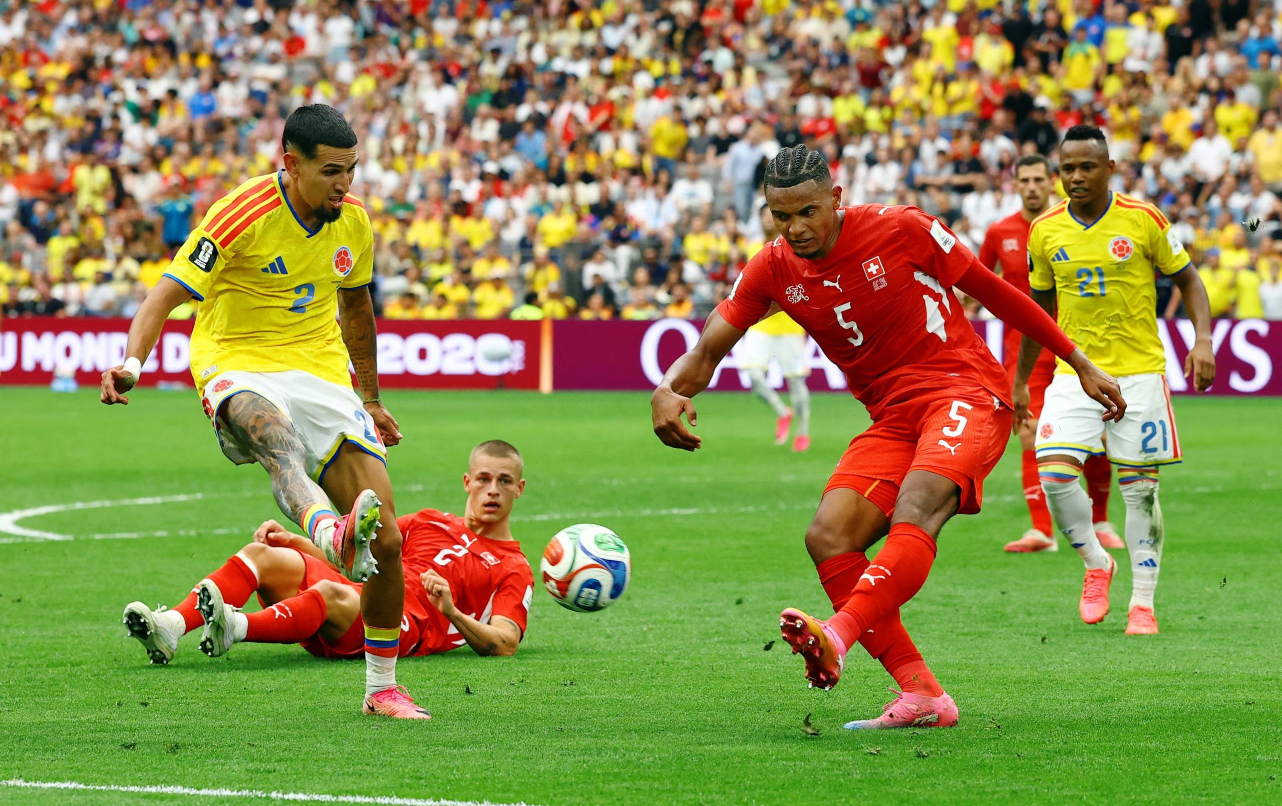 Manuel Akanji durante el partido entre Suiza y Colombia por los octavos de final del Mundial (Foto REUTERS/Albert Gea)