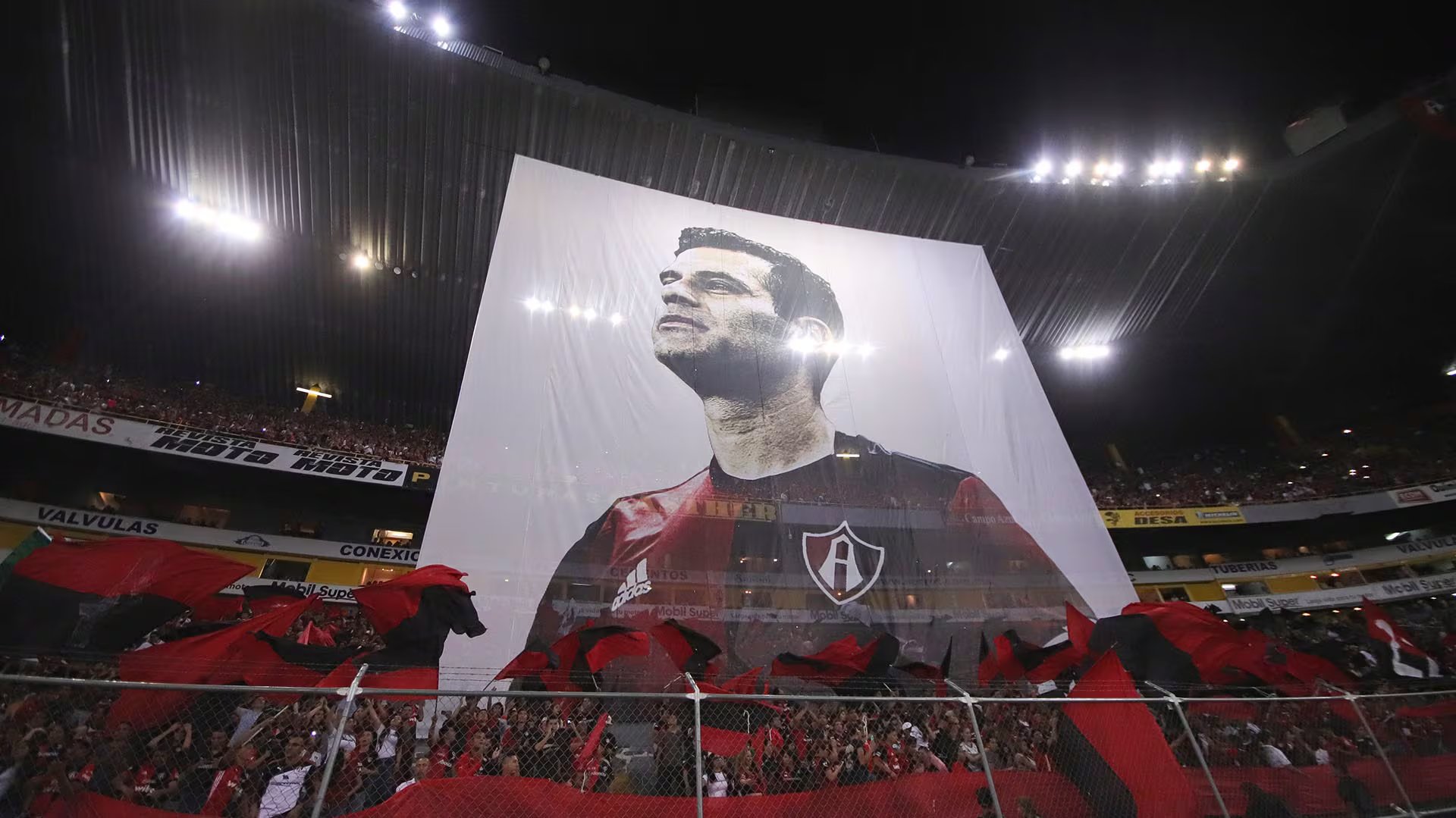 -FOTODELDIA- GDL01. GUADALAJARA (MÉXICO), 20/04/2018.- Un cartel gigante con la imagen del futbolista mexicano Rafael Márquez del Atlas es desplegado hoy, viernes 20 de abril de 2018, durante un partido correspondiente al torneo clausura de la Liga Mexicana disputado entre Atlas y Chivas de Guadalajara, en el estadio Jalisco de Guadalajara (México). Márquez se despide el fútbol mexicano luego de hacer oficial su retiro con dos últimos partidos, el clásico de hoy ante las Chivas, y sus últimos 90 minutos ante el Pachuca el próximo 28 de abril. EFE/ Carlos Zepeda