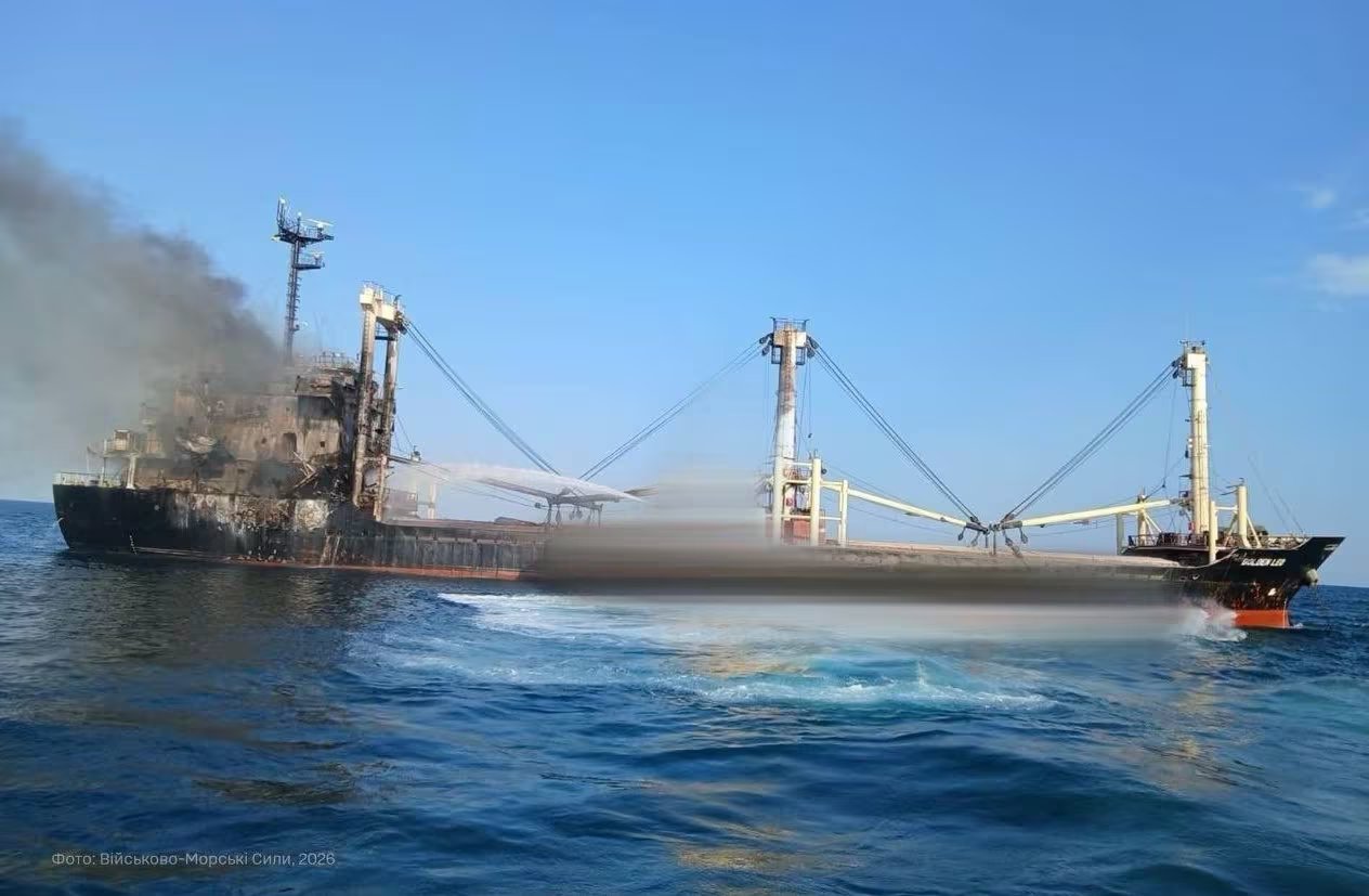 El buque mercante Golden Led emite una densa columna de humo tras ser atacado en el corredor marítimo de Ucrania, en un incidente que dejó al menos cinco muertos.