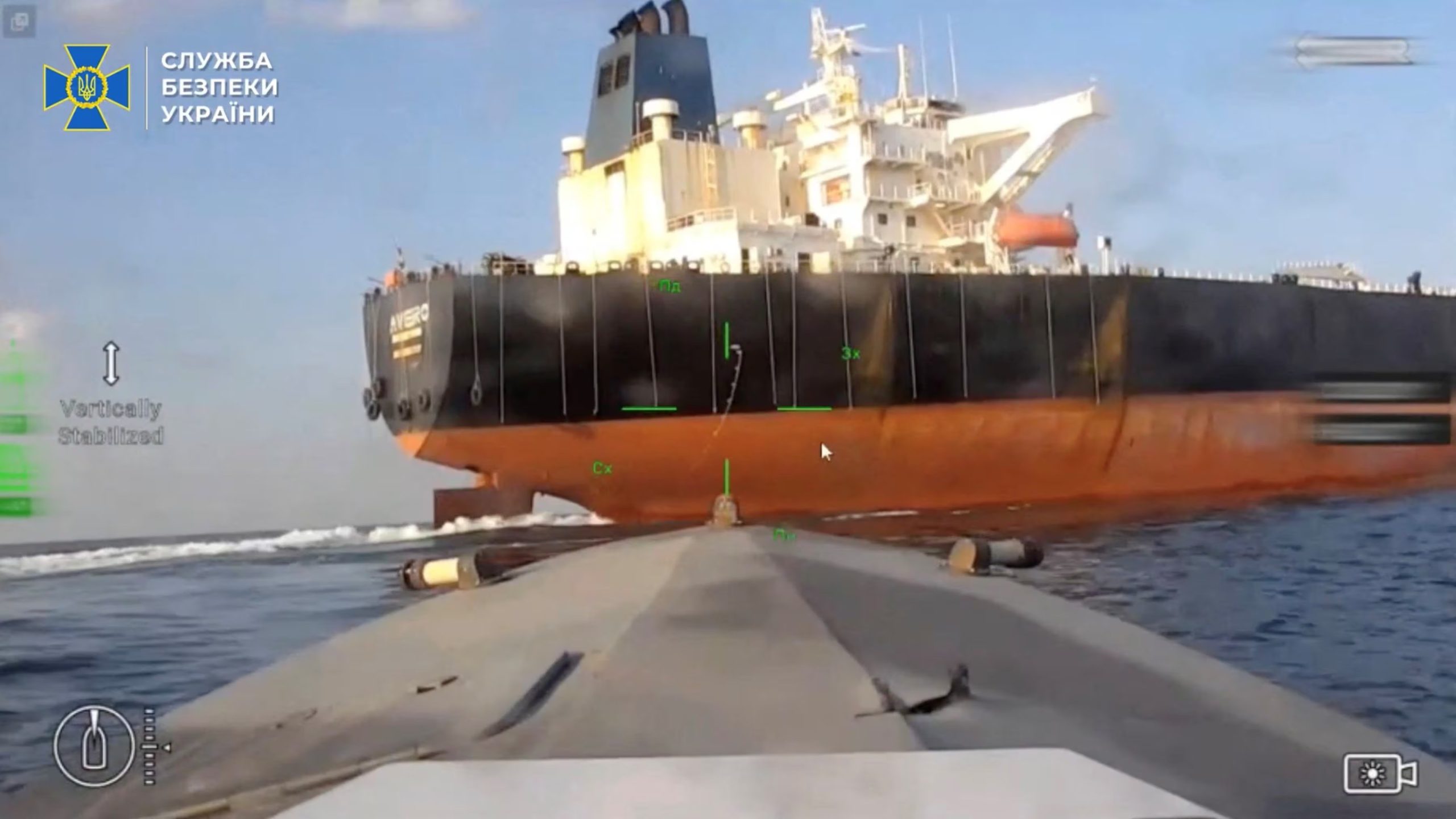 Imagen difundida por el Servicio de Seguridad de Ucrania en la que, según Kiev, se observa una operación de sus fuerzas en el mar Negro cerca de un petrolero ruso.