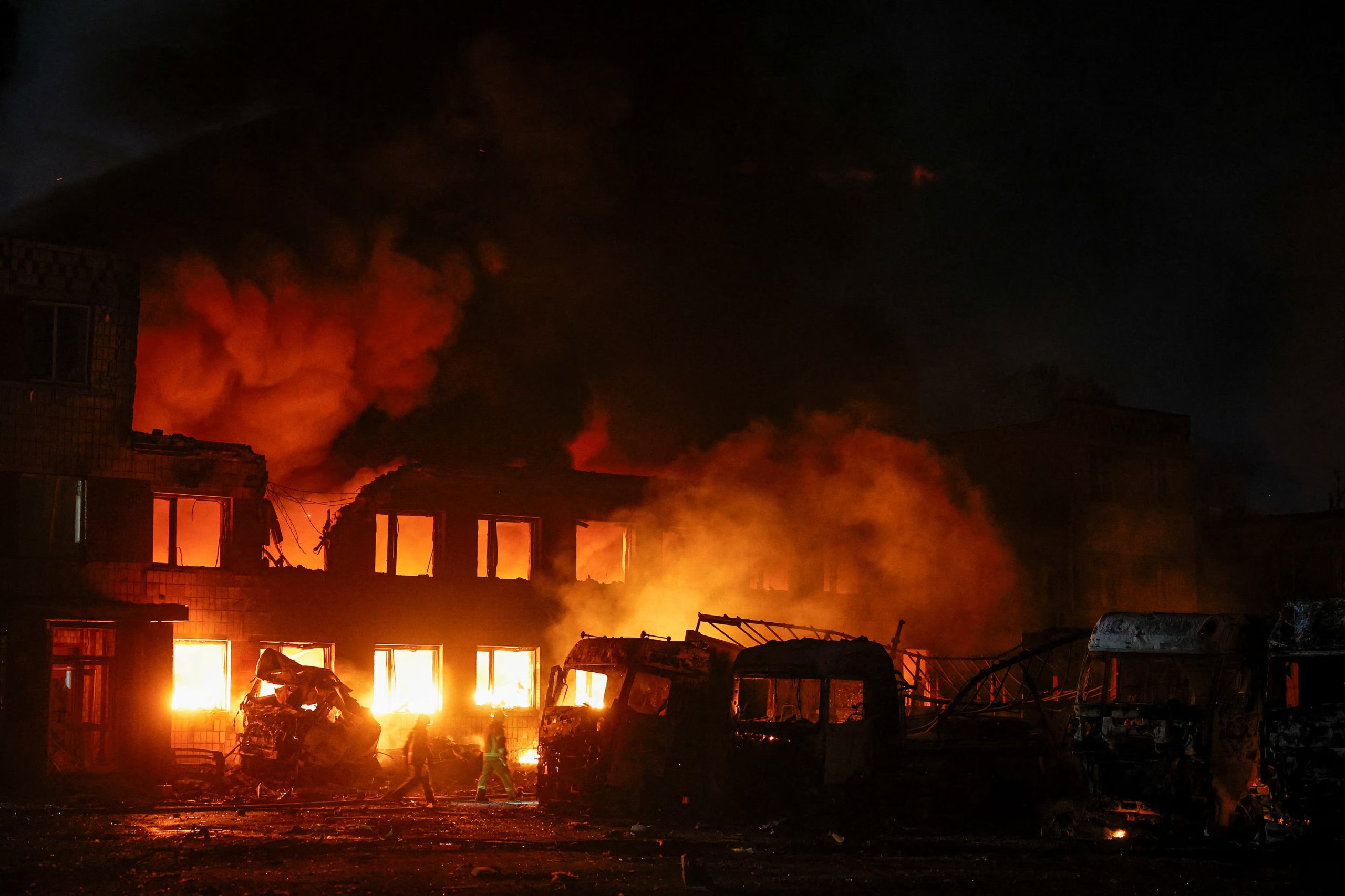 Los bomberos trabajan en las instalaciones de una empresa privada dañadas durante los ataques con misiles rusos, en el marco de la invasión de Ucrania por parte de Rusia, en Kiev (Ucrania), el 16 de julio de 2026 (REUTERS/Valentyn Ogirenko)