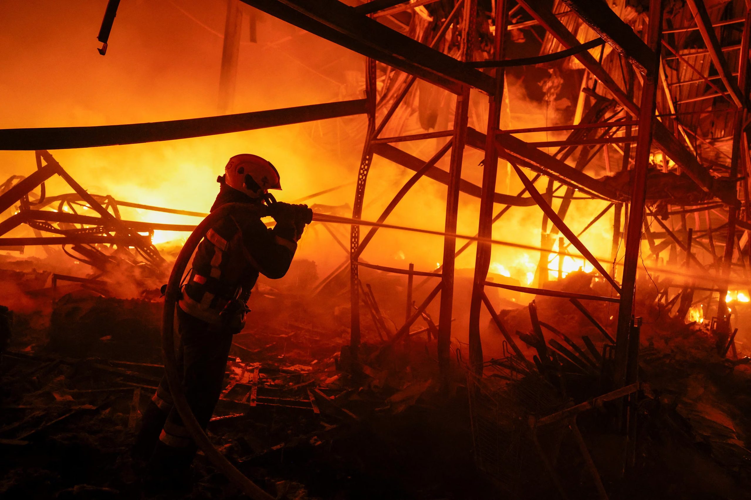 Un bombero trabaja en el recinto de un almacén dañado durante los ataques con misiles rusos, en el marco de la invasión de Ucrania por parte de Rusia, en Kiev (Ucrania), el 16 de julio de 2026 (REUTERS/Valentyn Ogirenko)