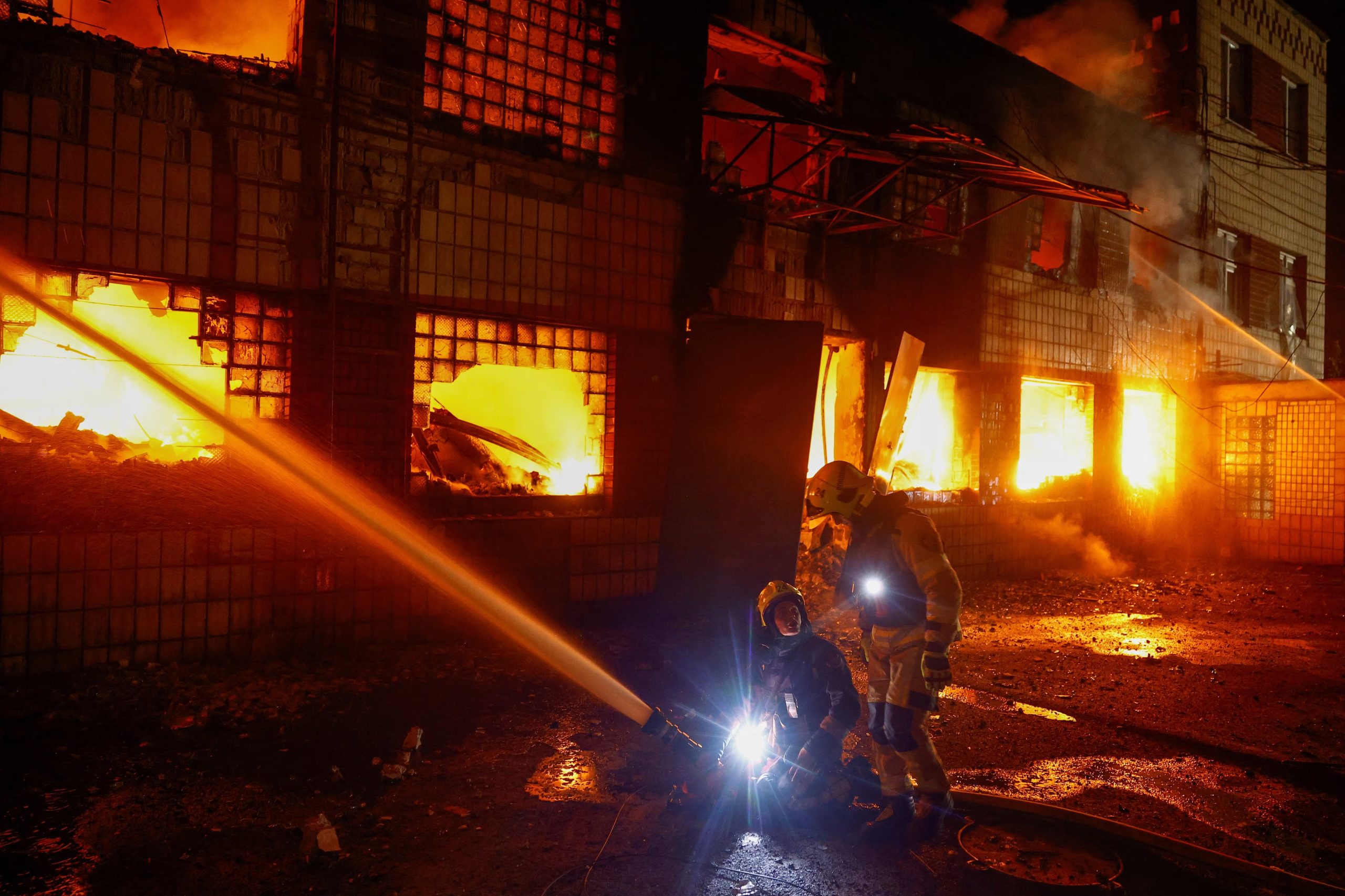 Los bomberos trabajan en las instalaciones de una empresa privada dañadas durante los ataques con misiles rusos, en el marco de la invasión de Ucrania por parte de Rusia, en Kiev (Ucrania), el 16 de julio de 2026 (REUTERS/Valentyn Ogirenko)