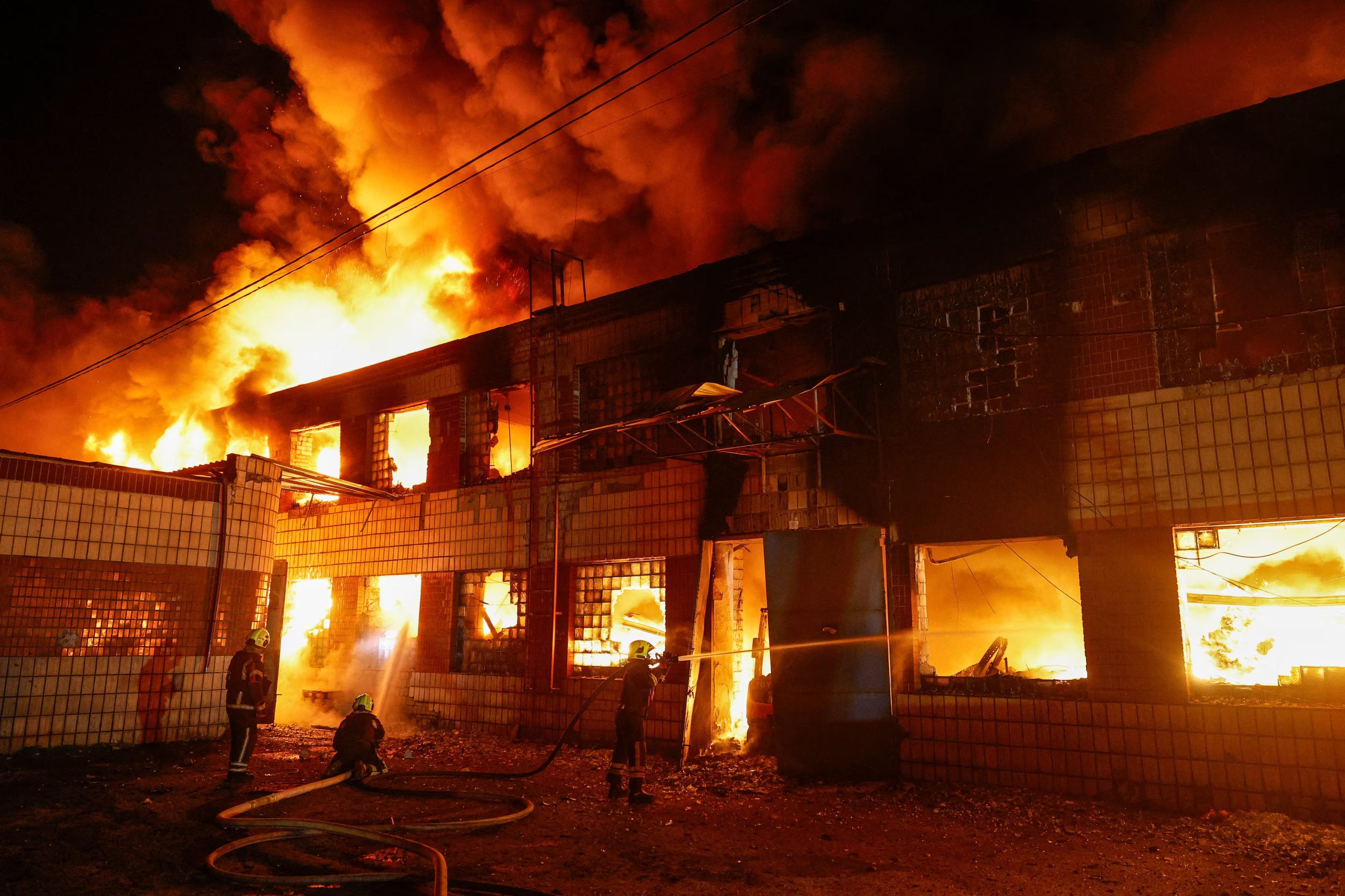 Los bomberos trabajan en las instalaciones de una empresa privada dañadas durante los ataques con misiles rusos, el 16 de julio de 2026 (REUTERS/Valentyn Ogirenko)