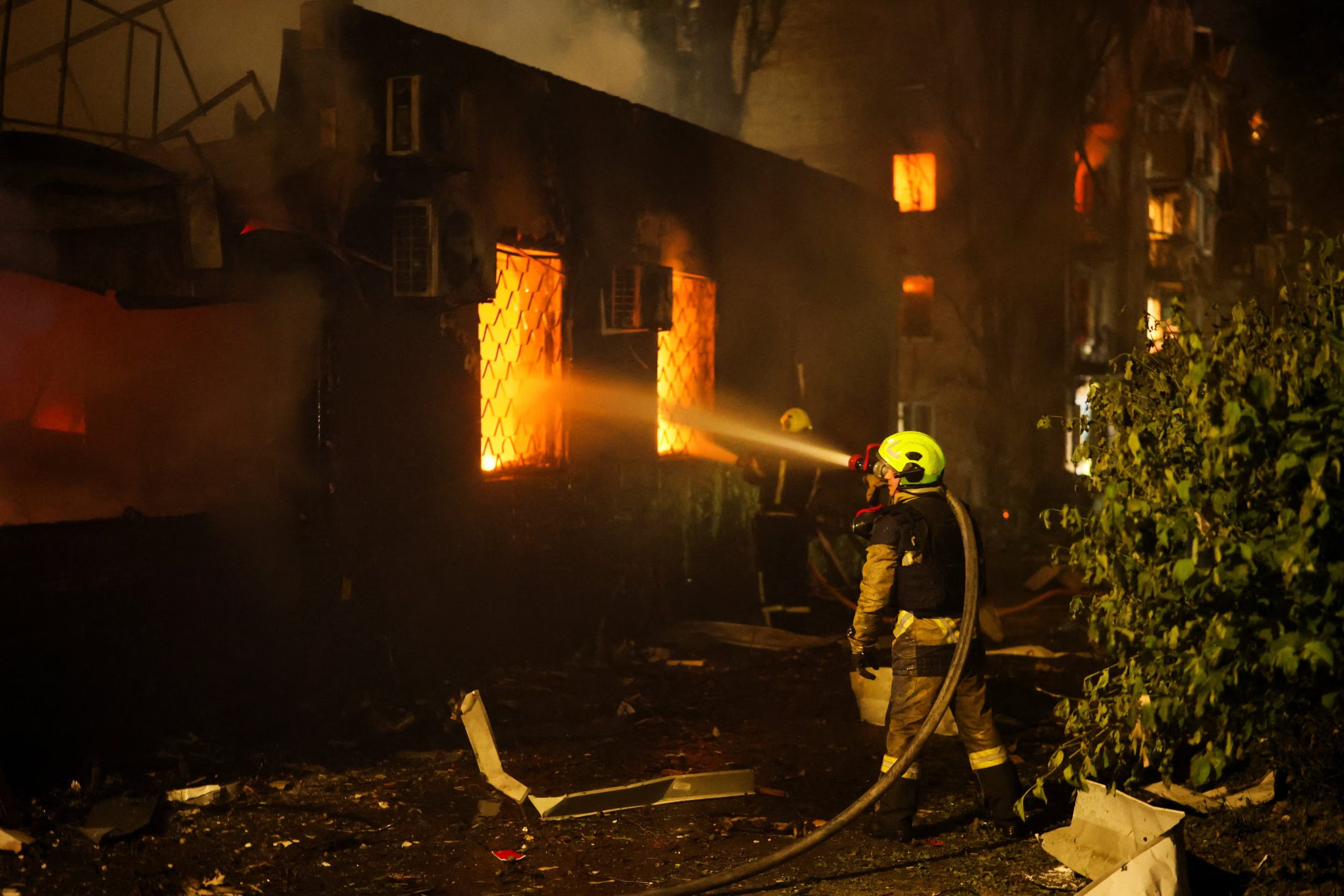 Un bombero trabaja en el lugar de un edificio de apartamentos dañado por ataques con misiles rusos, en el marco de la ofensiva de Rusia contra Ucrania, en Kiev (Ucrania), el 19 de julio de 2026 (REUTERS/Gleb Garanich)
