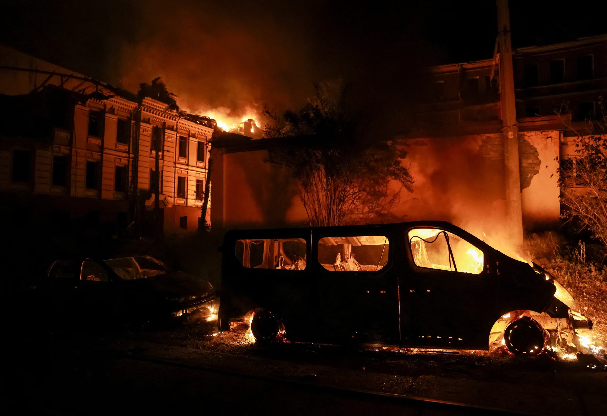 Humo y llamas se elevan en el lugar de un ataque con misiles rusos, en el marco de la ofensiva de Rusia contra Ucrania, en Kiev, Ucrania, el 19 de julio de 2026 (REUTERS)