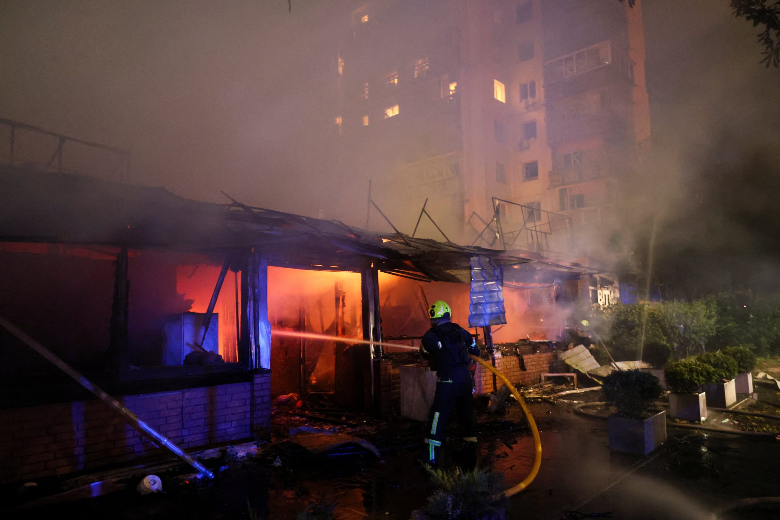 Otro bombero trabaja en el lugar de un edificio de apartamentos dañado por ataques con misiles rusos, en el marco de la ofensiva de Rusia contra Ucrania, en Kiev, Ucrania, el 19 de julio de 2026 (REUTERS/Gleb Garanich)