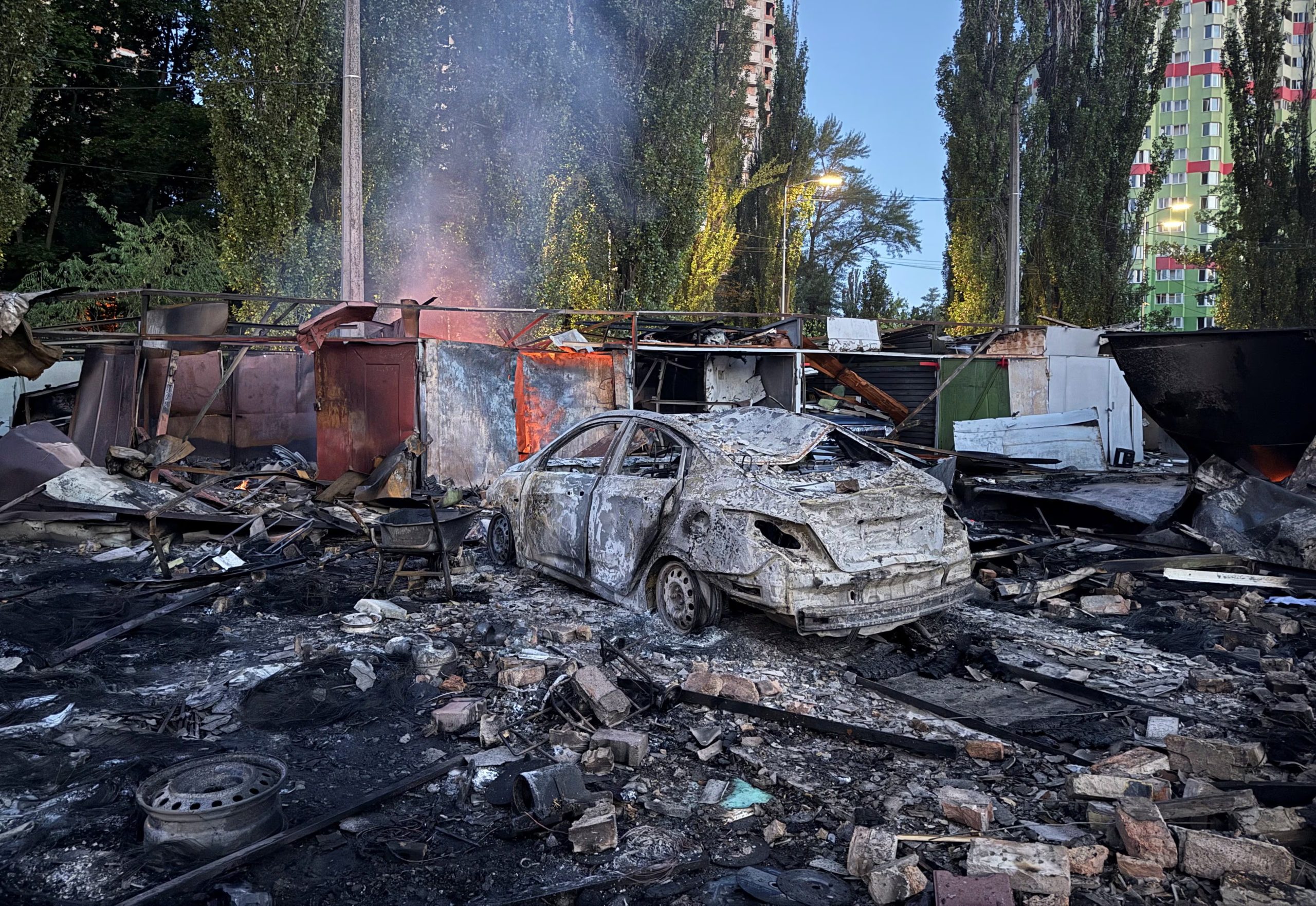 Un automóvil destruido en el lugar de un ataque con misiles rusos, en el marco de la ofensiva de Rusia contra Ucrania, en Kiev (Ucrania), el 30 de julio de 2026 (Fotografía tomada con un teléfono móvil/REUTERS)