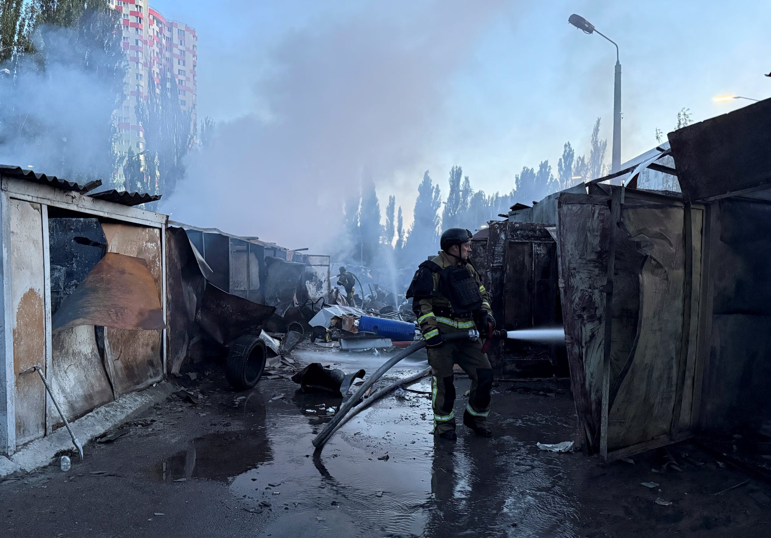 Bomberos trabajan en el lugar de un ataque con misiles rusos, en el marco de la ofensiva de Rusia contra Ucrania, en Kiev (Ucrania), el 30 de julio de 2026 (Foto tomada con un teléfono móvil/REUTERS)