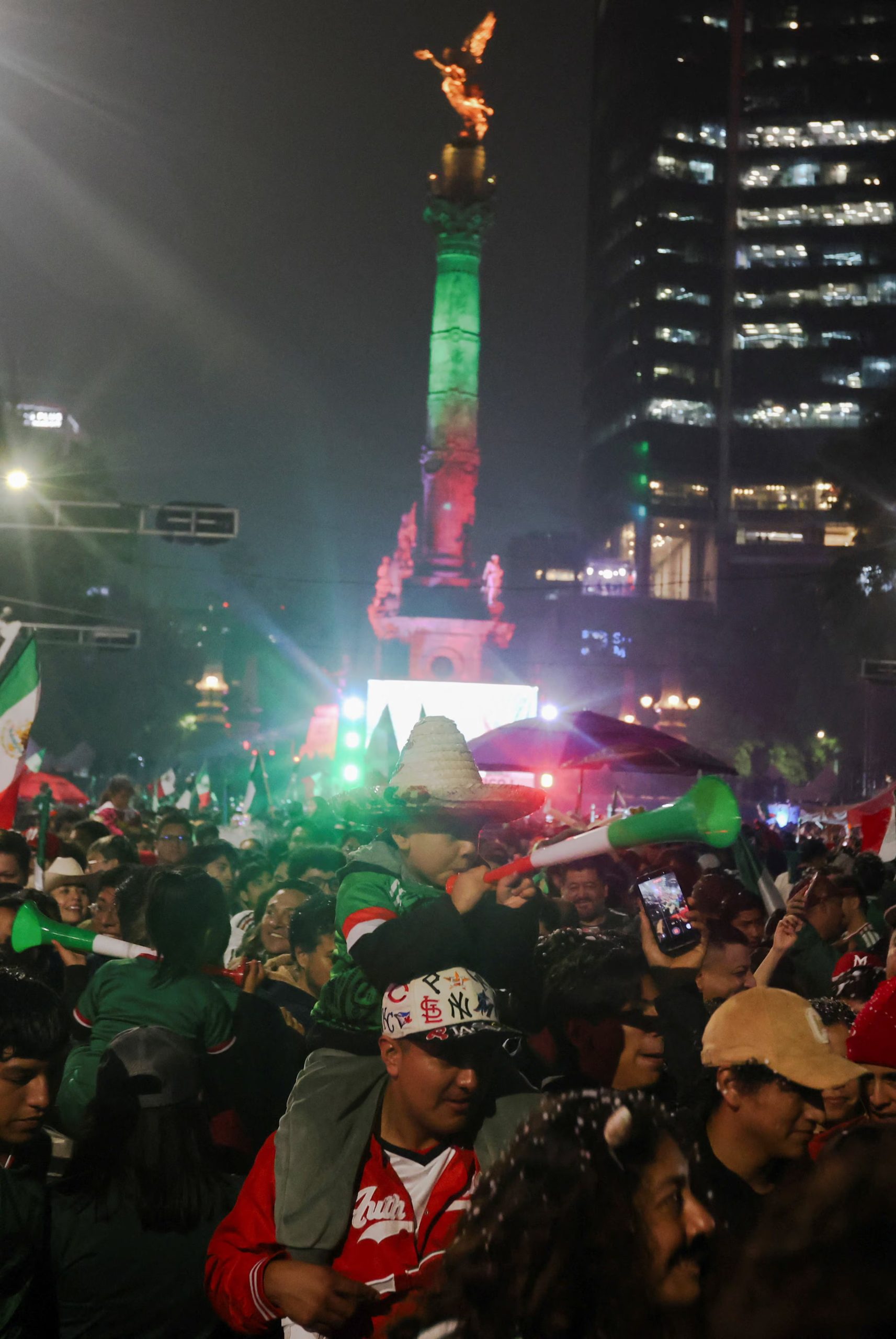 Mexicanos al grito del gol en el Ángel de la Independencia. REUTERS/Quetzalli Nicte-Ha