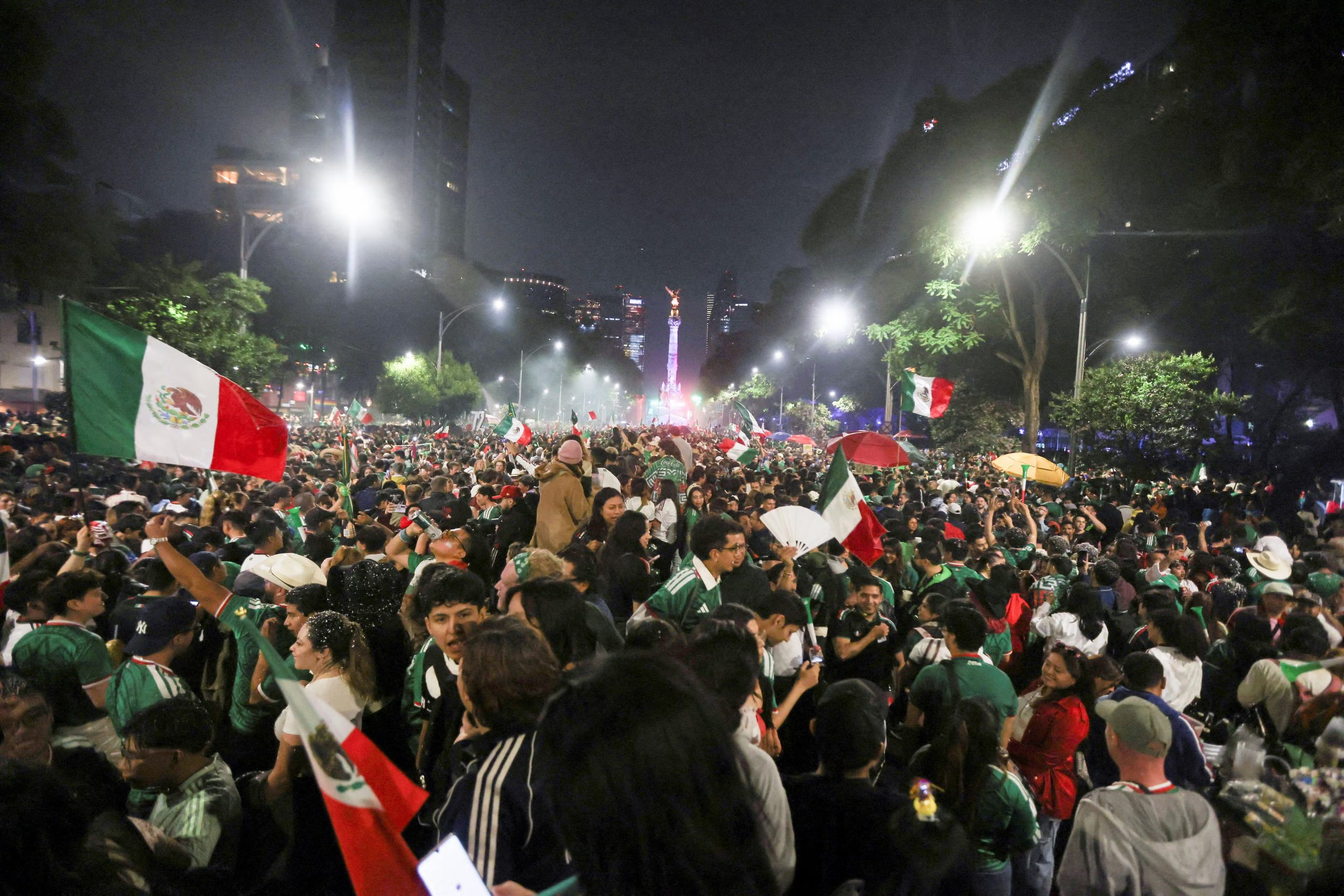 Afición mexicana inunda el paso al Ángel de la Independencia. REPETICIÓN POR MOTIVOS DE CALIDAD
