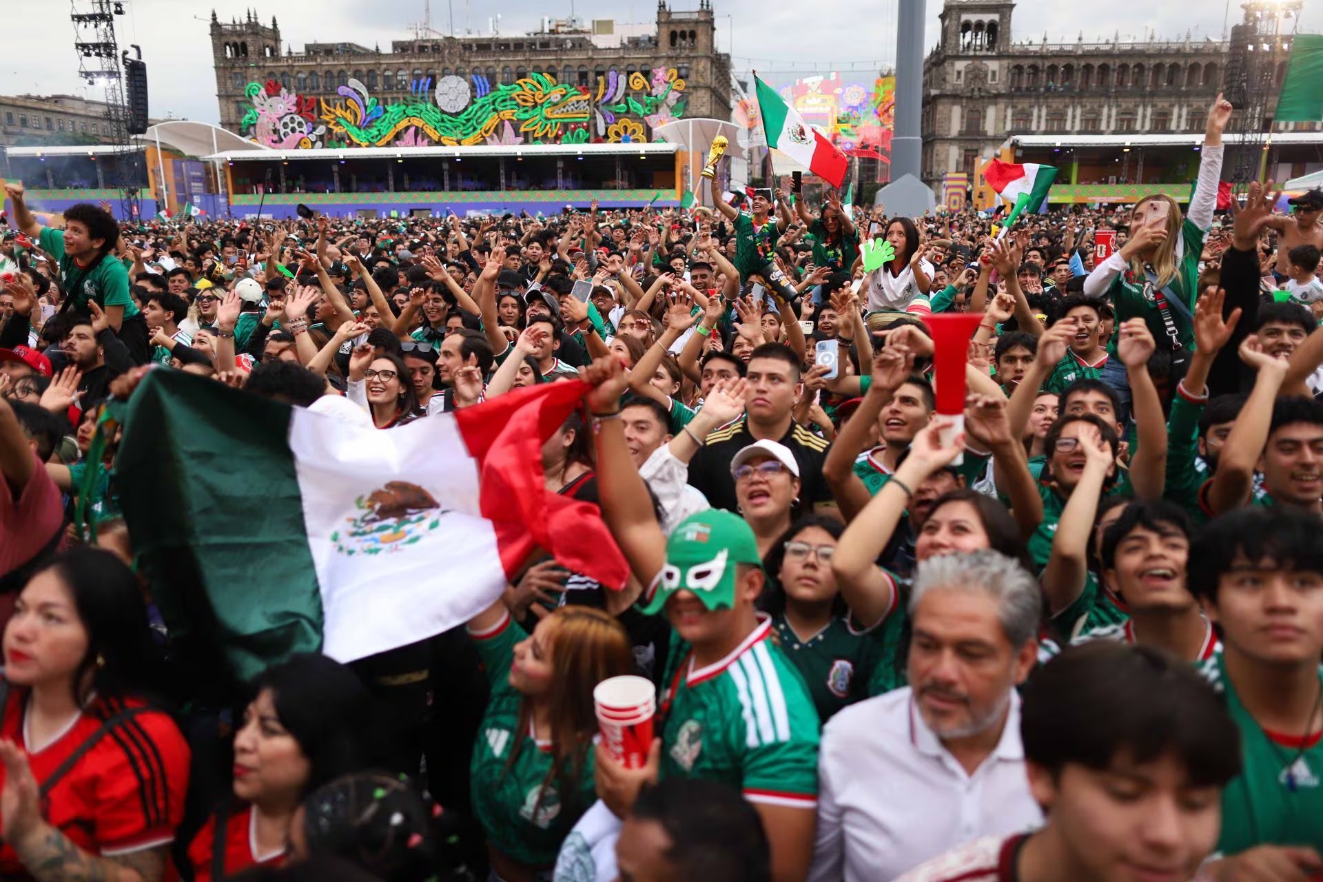 Habrá 3,300 policáas cuidando al público mexicano en el Zócalo. FOTO: GRACIELA LÓPEZ/CUARTOSCURO.COM