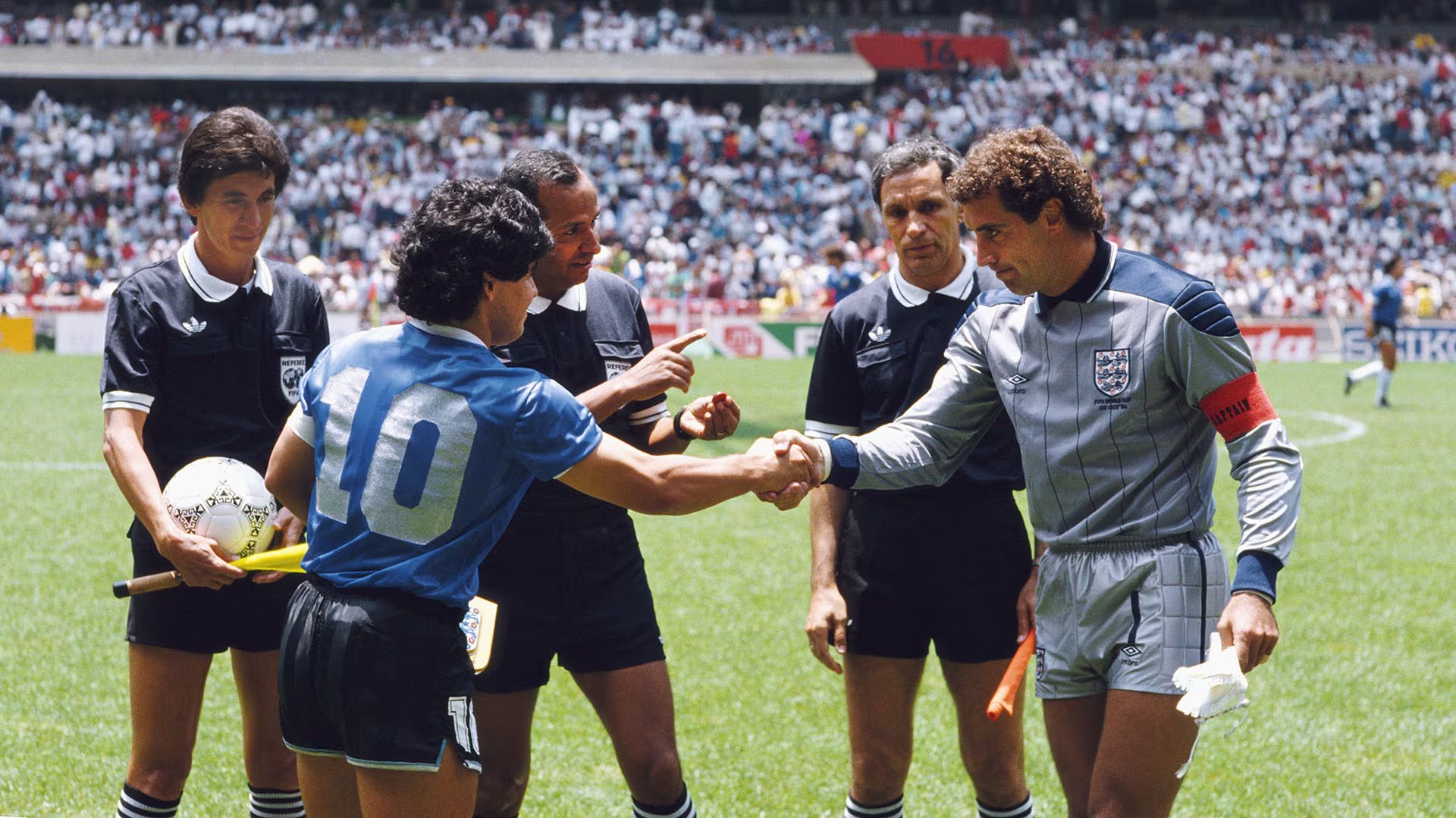 El saludo protocolar entre los capitanes antes del épico partido (Foto David Cannon/Allsport)