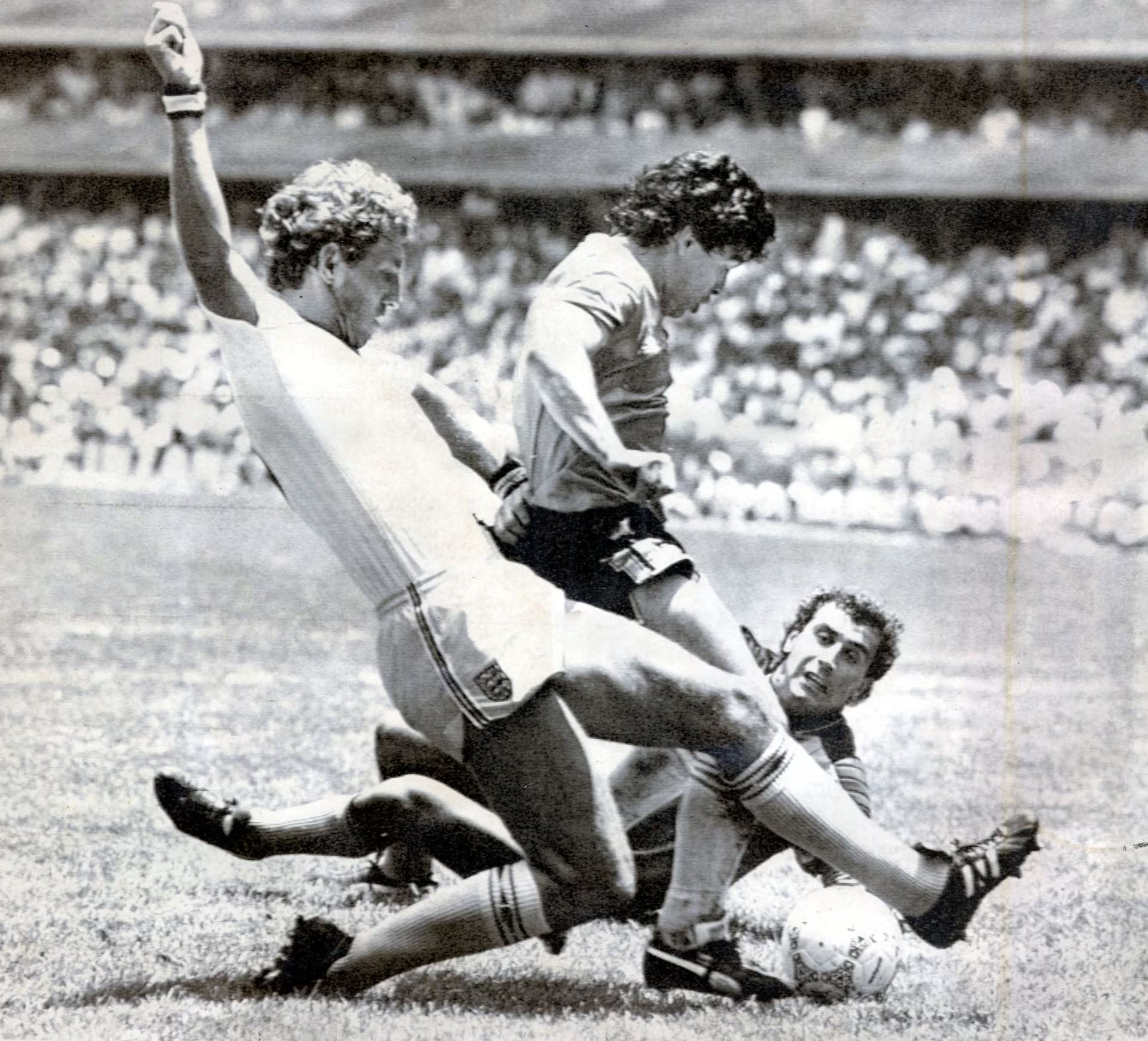 Maradona cierra el Gol del Siglo ante la desesperación de Shilton (Ted Blackbrow/Daily Mail/Shutterstock)