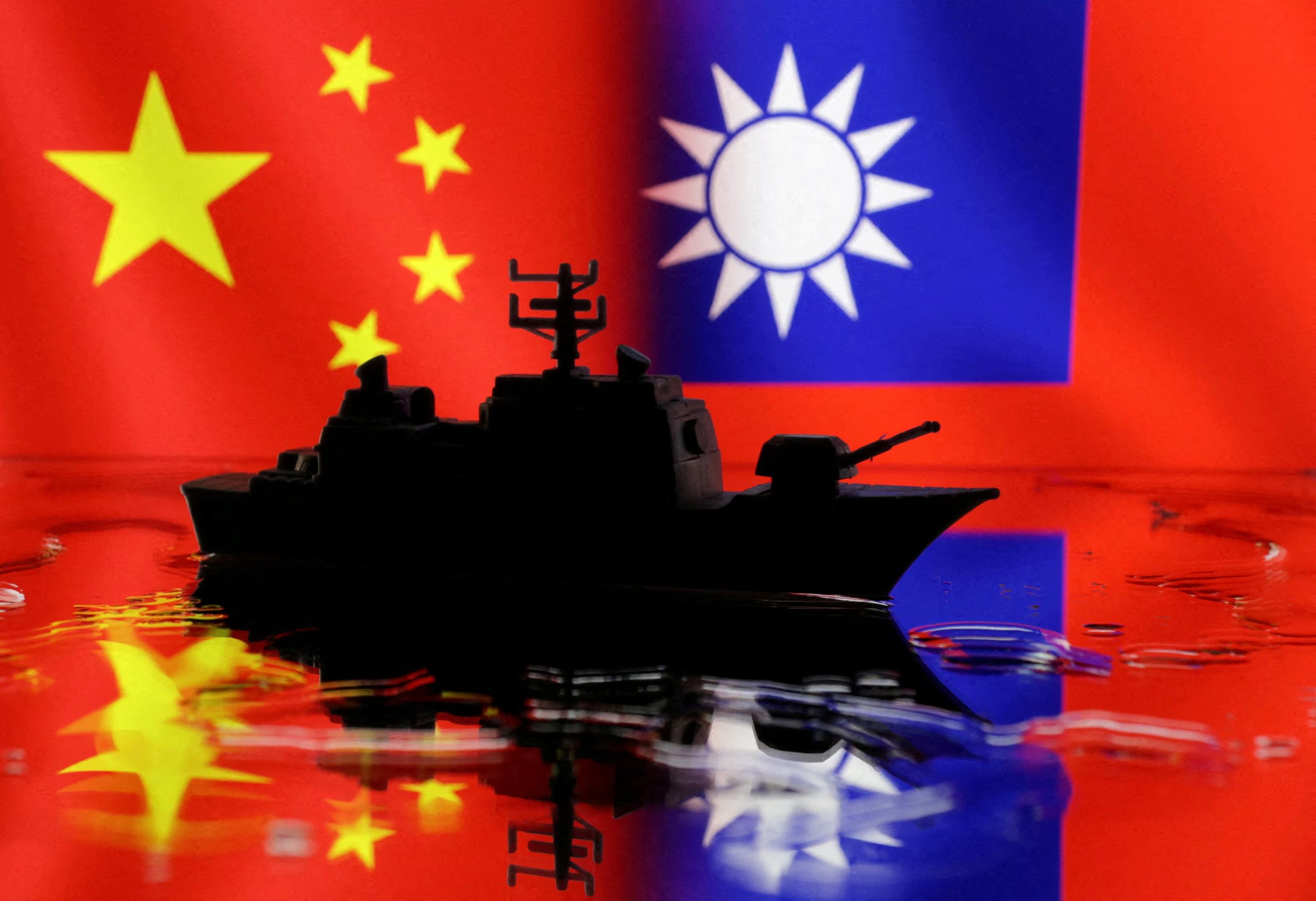 Imagen de ilustración de una miniatura de la Armada frente a banderas chinas y taiwanesas. 11 de abril de 2023 (REUTERS/Dado Ruvic)