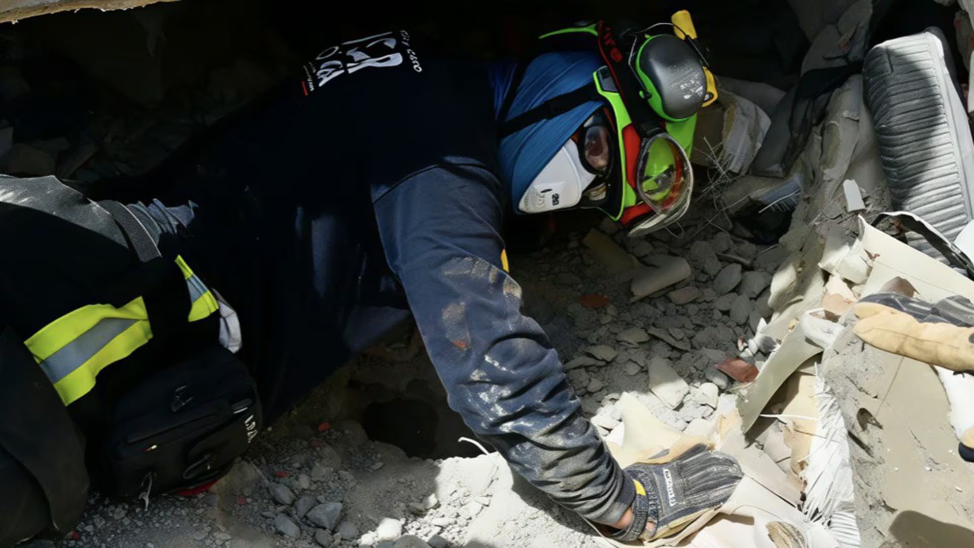 Un rescatista en pleno desempeño de salvar vidas