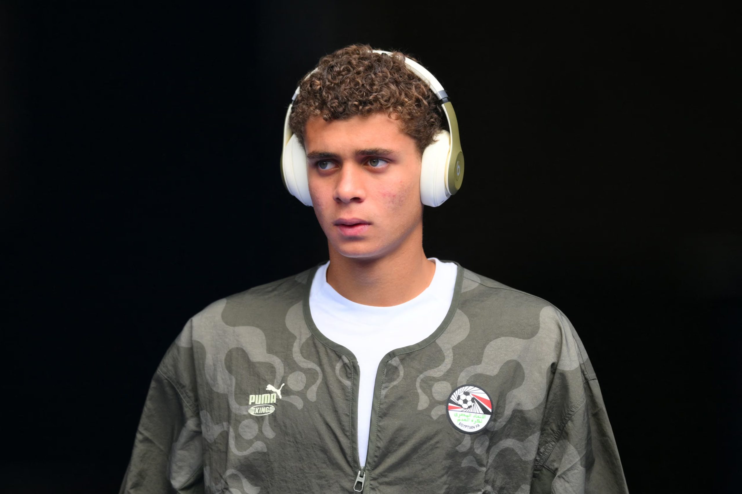El seleccionador Hossam Hassan convocó a Abdelkarim al Mundial pese a su edad juvenil, tras seguir sus actuaciones en el Mundial Sub-17 de Qatar y en los partidos con el Barcelona (Reuters/Steven Bisig)