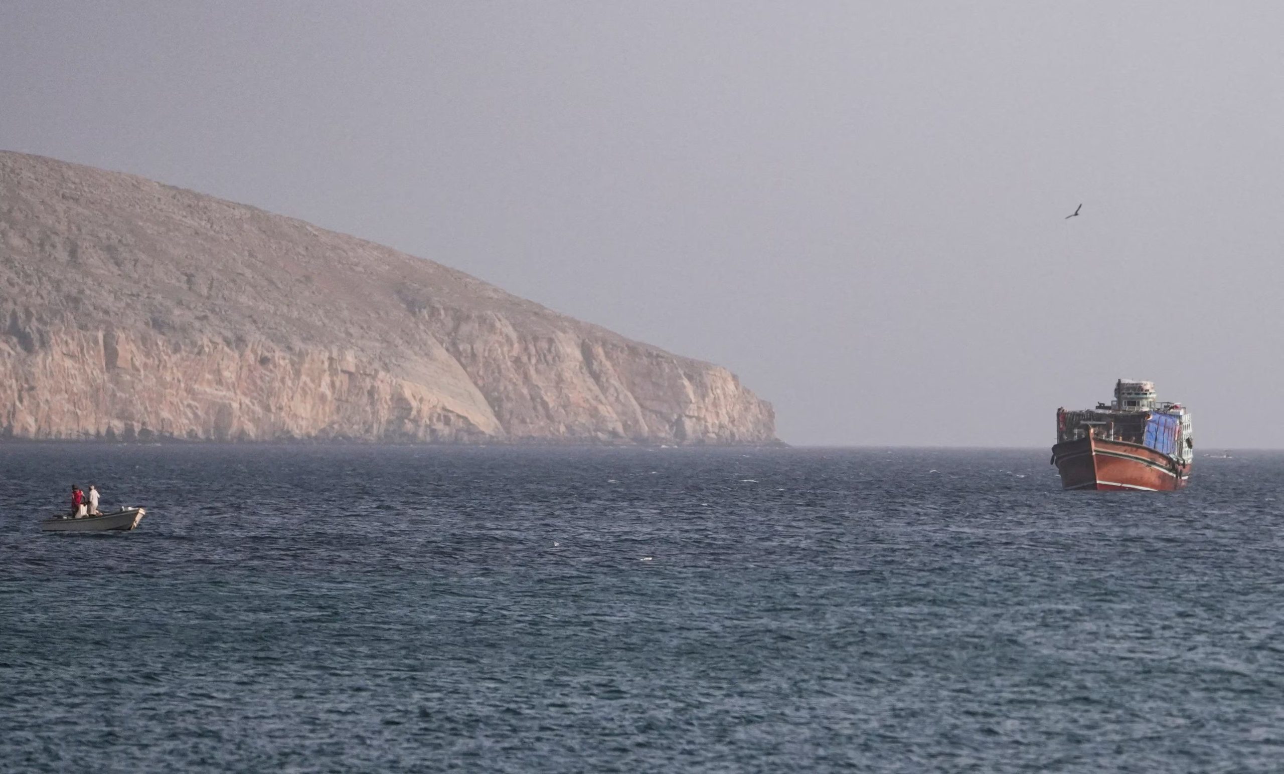 Imagen de archivo de un buque en el estrecho de Ormuz, visto desde Musandam (Omán). 16 julio 2026. REUTERS/Stringer