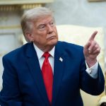 Trump amenaza con bombardear infraestructura iraní si atacan en Ormuz