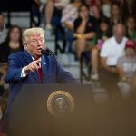 Trump responsabiliza a Irán de ataques de hutíes en el mar Rojo y amenaza con atacar a ambos si disparan a buques