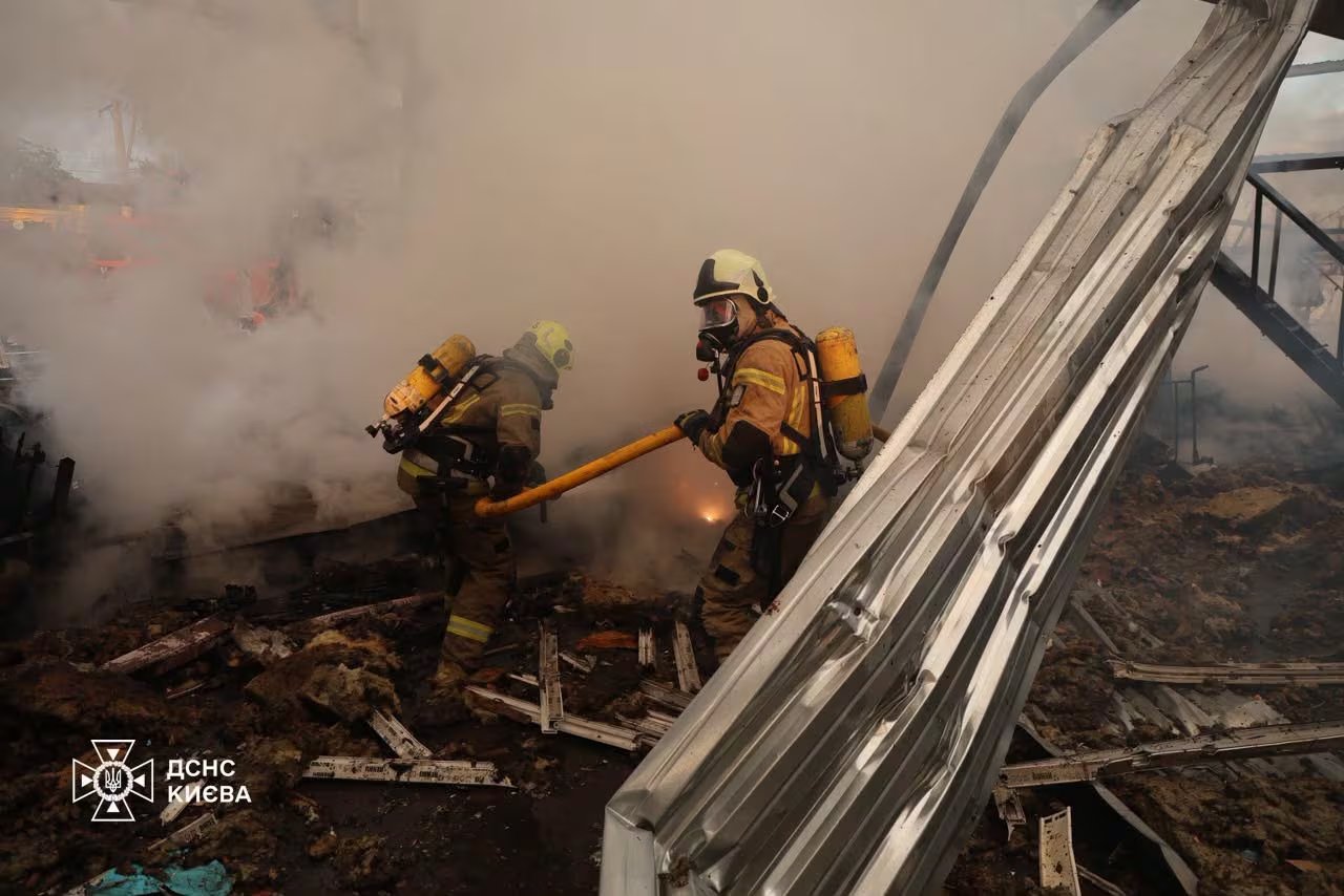 Bomberos intentan apagar un incendio provocado por el ataque ruso de este sábado (Servicio Estatal de Emergencias de Ucrania)