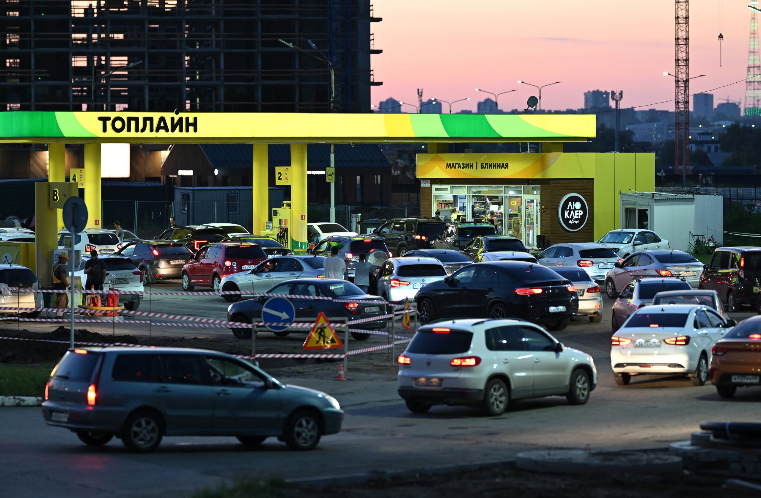 Rusia prohibió las exportaciones de diésel por la crisis de combustible en Crimea y la producción nacional de gasolina cayó a cerca del 65% de su capacidad. (REUTERS/Alexey Malgavko)