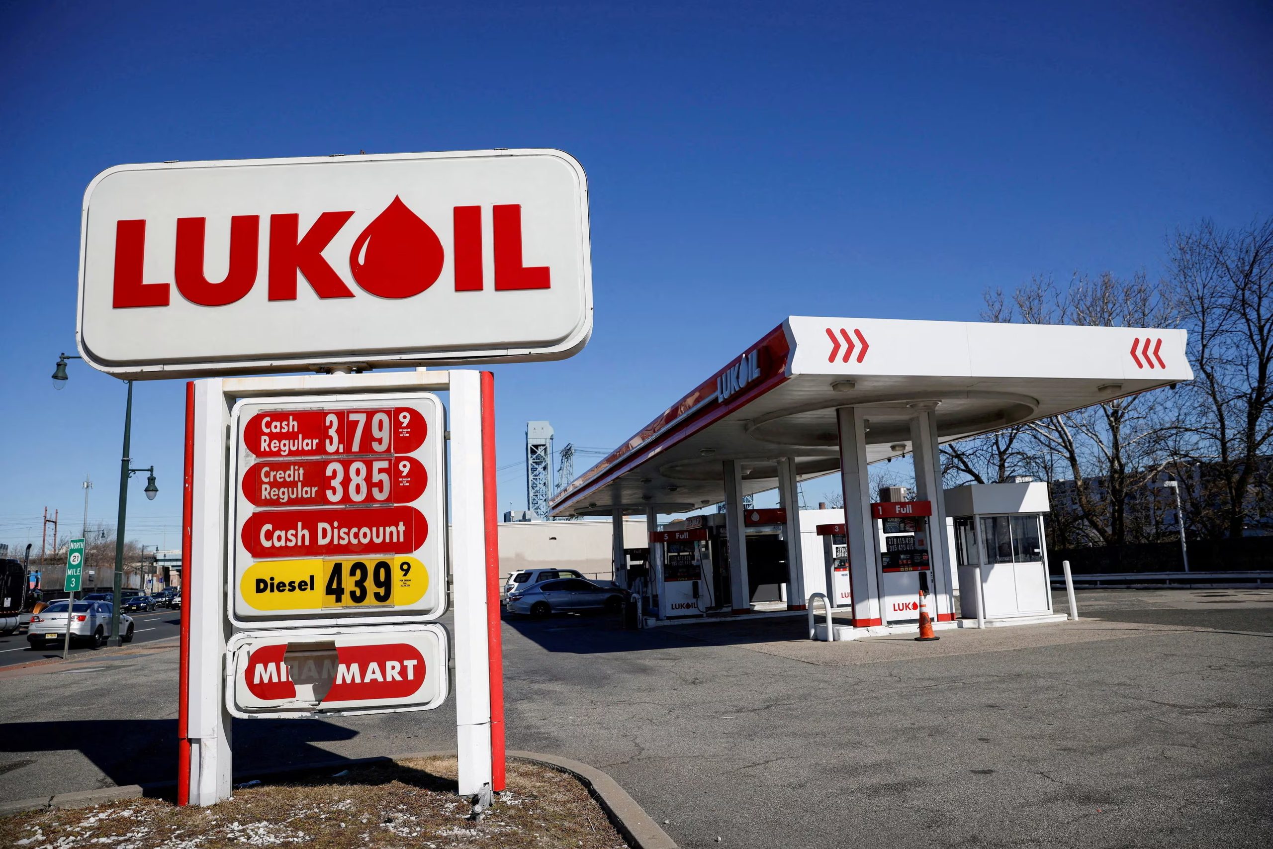 El objetivo del ataque fue el depósito de petróleo de Lukoil-Yugnefteprodukt, que quedó incendiado tras el impacto de los drones (REUTERS)