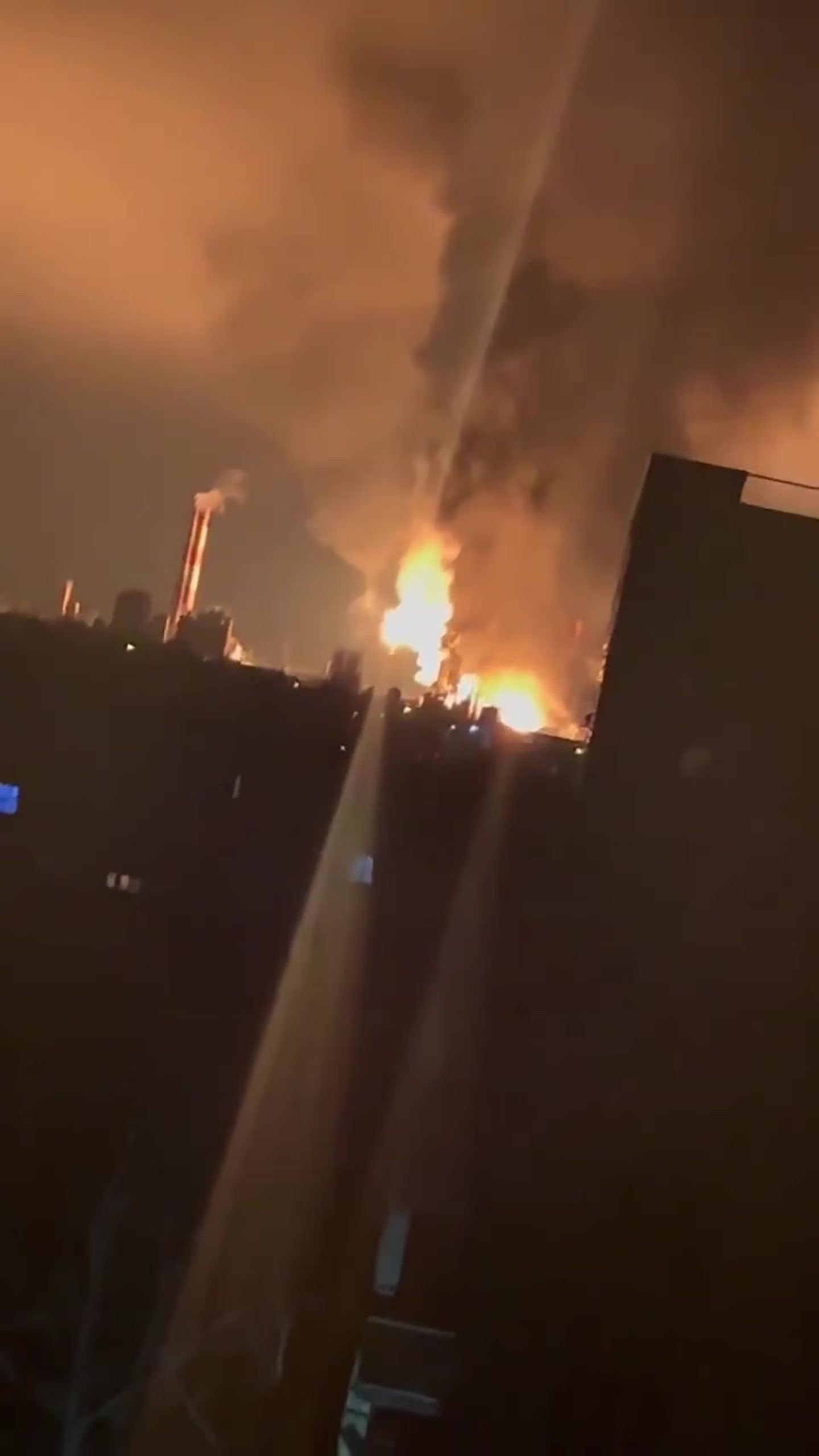 Días antes, otro incendio de grandes dimensiones afectó el depósito de petróleo de Stavropolskaya, también en la aldea de Vyazniki