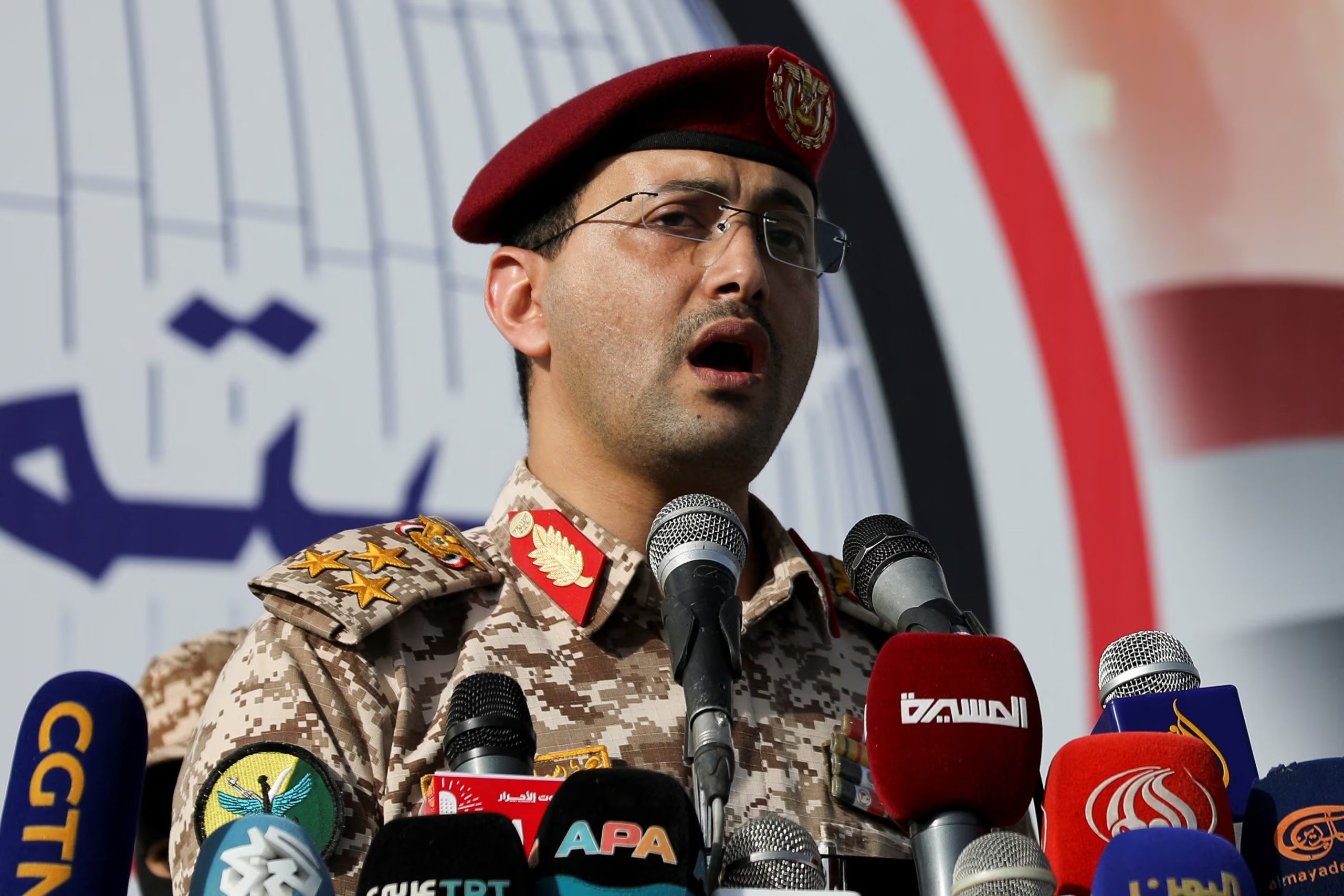 El portavoz militar hutí, Yahya Saree, anuncia un ataque contra destructores estadounidenses en el mar Rojo durante una marcha de apoyo en Saná, Yemen. (REUTERS/Khaled Abdullah)