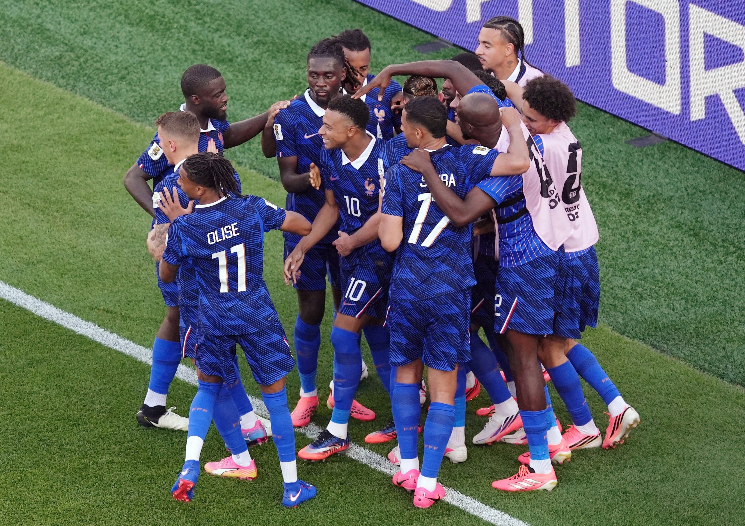 Los jugadores de Francia celebrando un gol ante Paraguay (Reuters/Kyle Ross)