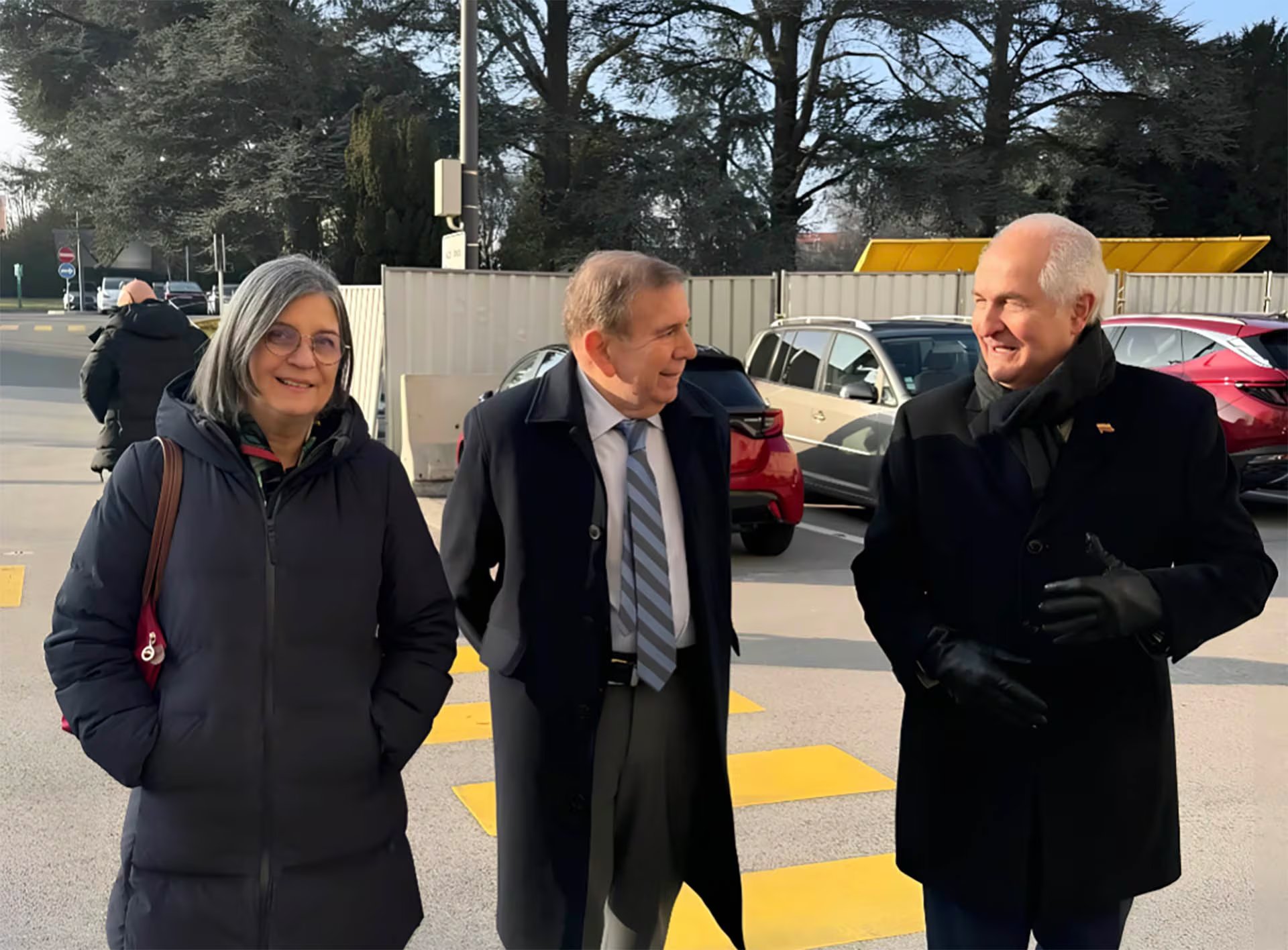 María Alejandra Aristeguieta, Edmundo González Urrutia y Antonio Ledezma conversan al aire libre en Ginebra, durante febrero de 2025.