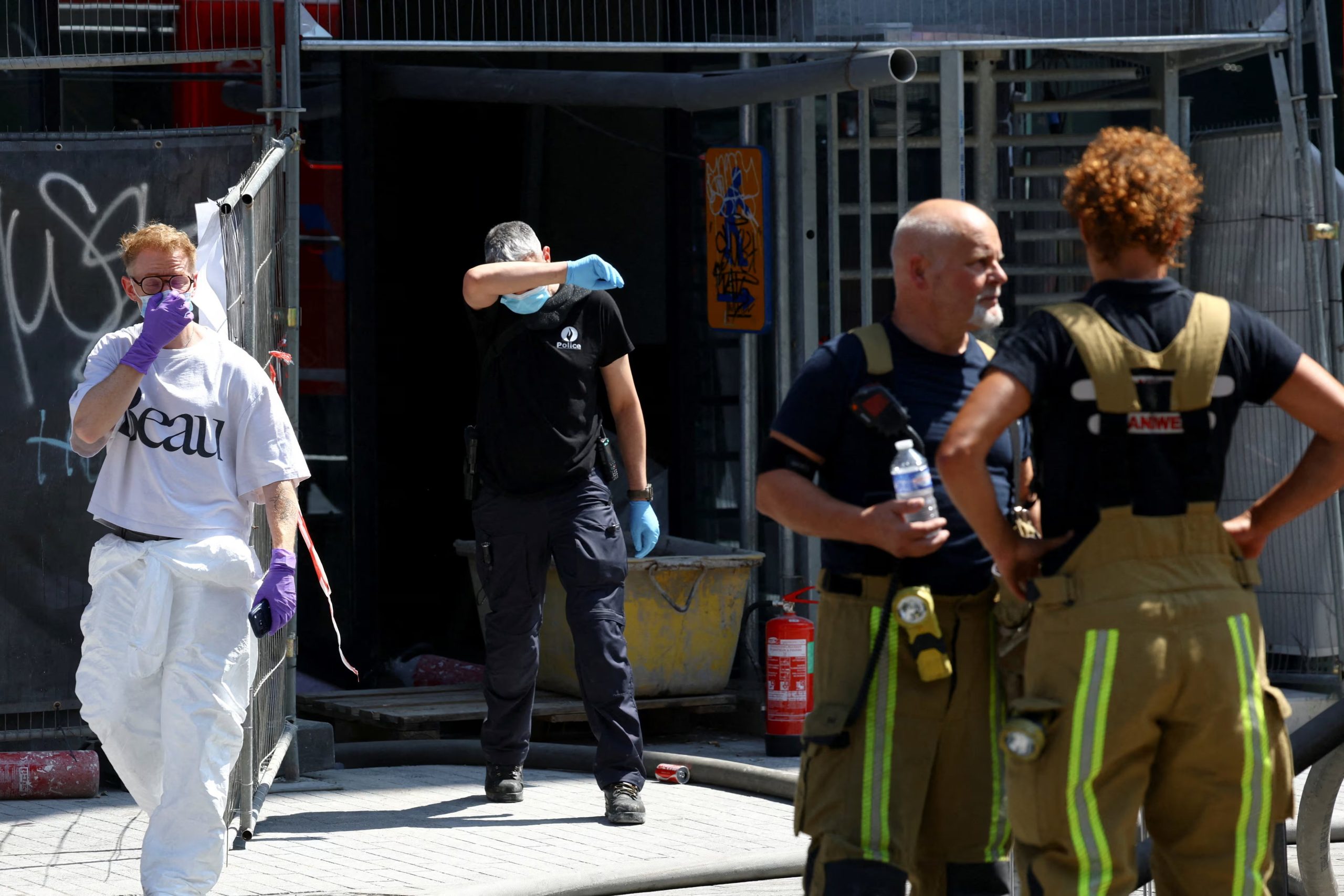 Equipos de emergencias en los alrededores del edificio Oxy, de Bruselas, tras el incendio declarado este martes. (REUTERS/Yves Herman)