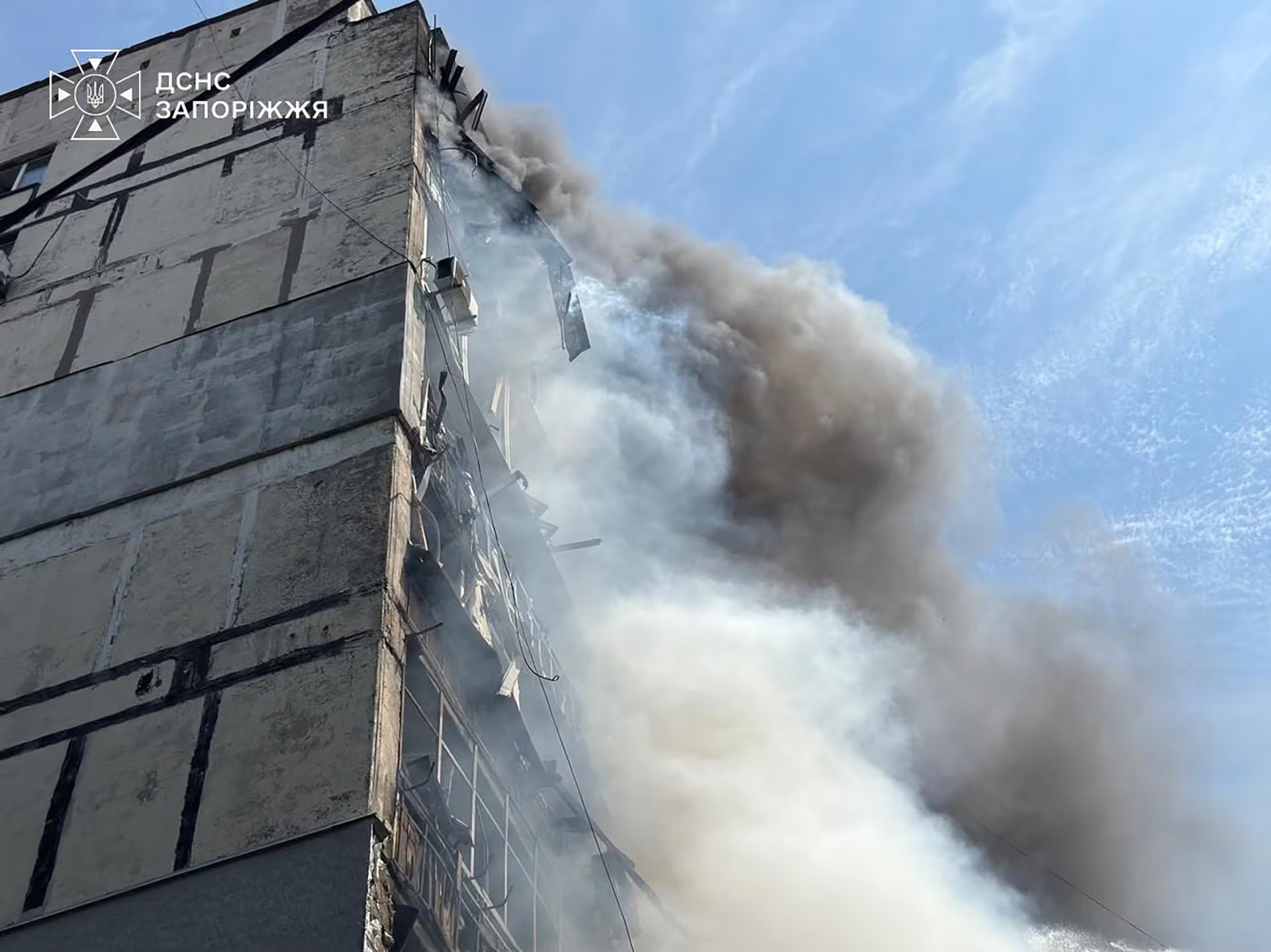 Un edificio incendiado tras un ataque ruso contra Zaporizhzhia