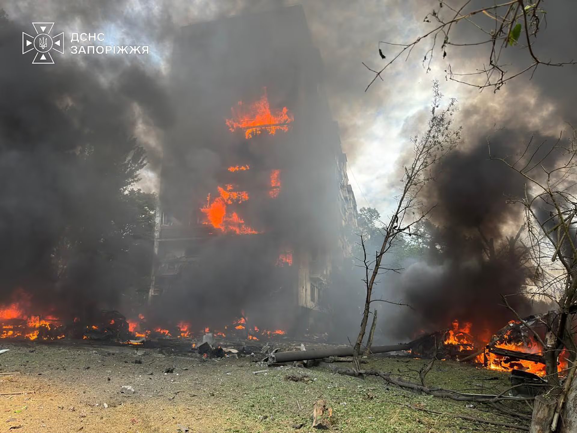 El fuego en un edificio de Zaporizhzhia tras un ataque ruso