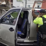 Hombre de 26 años detenido por amenazar con un arma de fuego a su pareja en el sur de Quito