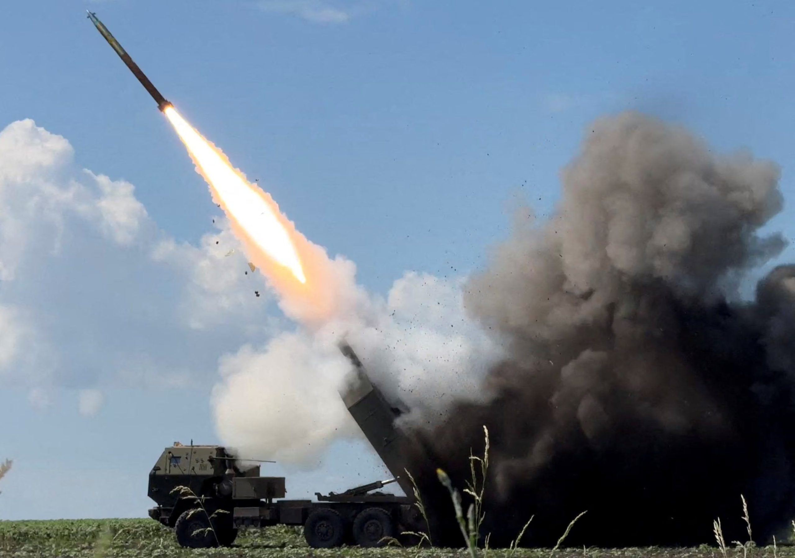 Soldados ucranianos disparan un sistema de cohetes de artillería de alta movilidad (HIMARS) contra tropas rusas, en medio del ataque de Rusia contra Ucrania, cerca del frente en la región de Donetsk, Ucrania, el 24 de junio de 2026 (REUTERS)
