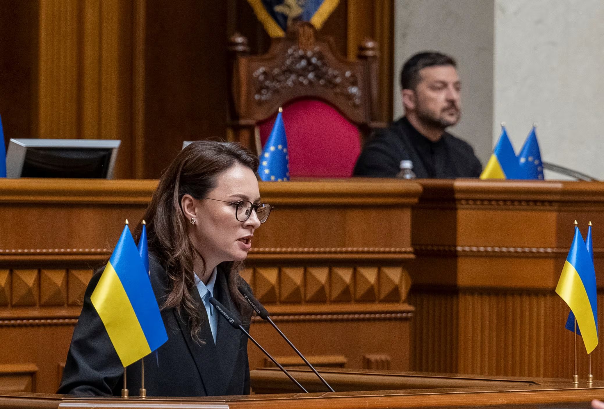 La primera ministra ucraniana, Yulia Sviridenko, junto al presidente Zelensky durante una sesión del Parlamento; ahora pasará a liderar un área de política exterior (REUTERS/Andrii Nesterenko)