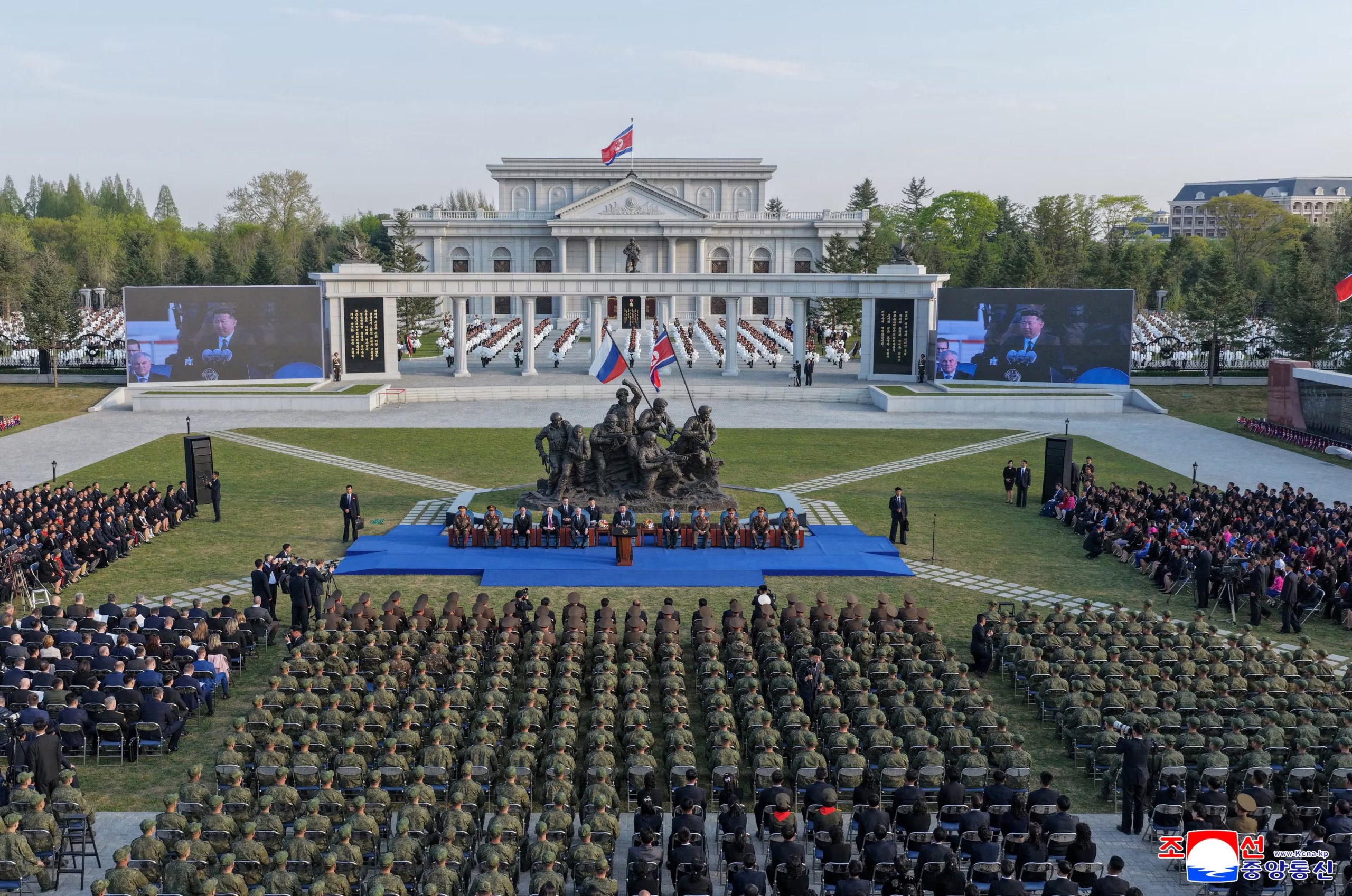El líder norcoreano Kim Jong-un habla durante la ceremonia de inauguración del Museo Conmemorativo de las Hazañas de Combate en Operaciones Militares en el Extranjero, en honor a las tropas norcoreanas fallecidas mientras luchaban por Rusia en la guerra contra Ucrania, el 26 de abril de 2026 (KCNA vía REUTERS)