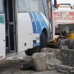 Bus urbano choca contra muro divisor en la vía Perimetral