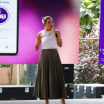 Yadira Bayas, legisladora de ADN, hace campaña anticipada en Santo Domingo mientras se desarrollaba una sesión de la Asamblea