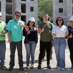 El presidente Noboa inspeccionó la construcción de viviendas para 100 familias en el cantón Piñas