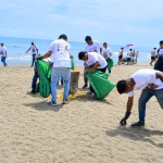 200 participantes del programa Jóvenes en Acción realizaron mingas en playas de Atacames