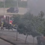 Bomberos atienden incendio vehicular en la avenida Felipe Pezo, en el norte de Guayaquil