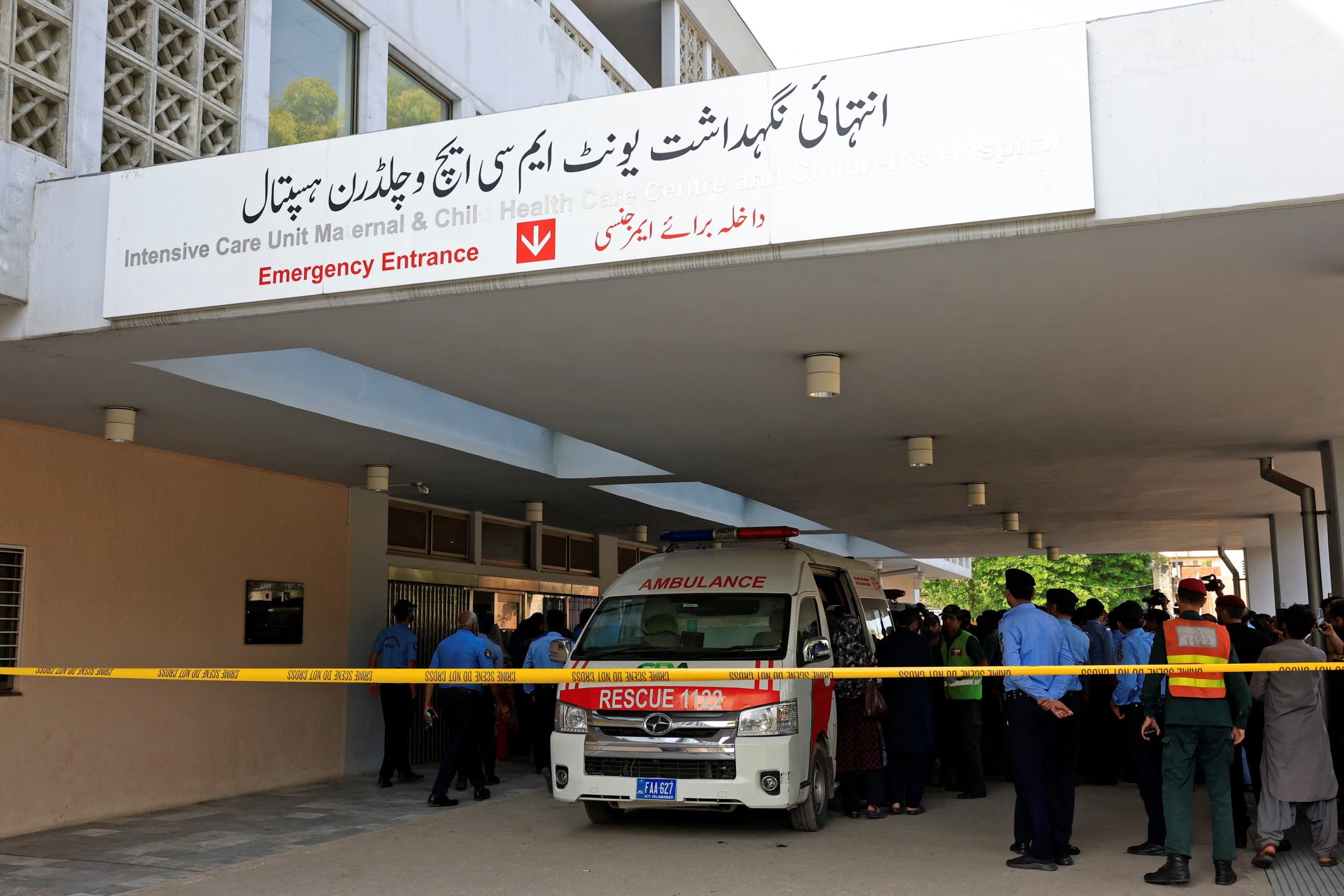Agentes de policía pasan junto a una ambulancia frente a una unidad de cuidados intensivos tras declararse un incendio en el hospital del Instituto de Ciencias Médicas de Pakistán (PIMS) en Islamabad, Pakistán, el 26 de agosto de 2026 (REUTERS/Akhtar Soomro)