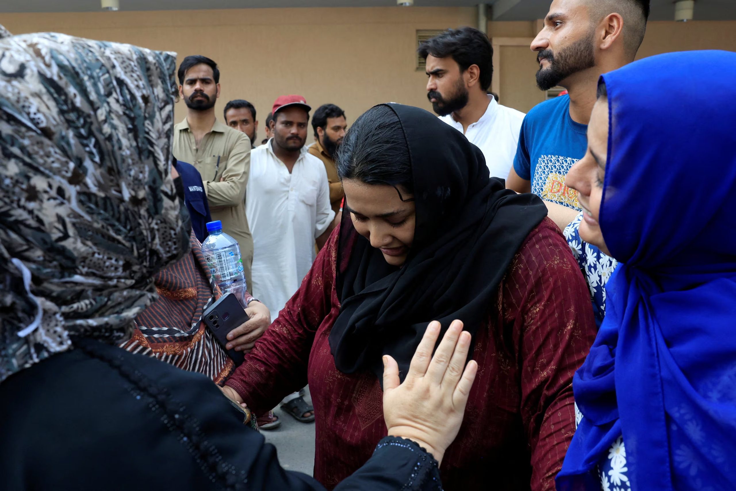 Javeria, madre de un recién nacido fallecido, recibe consuelo tras un incendio mortal en el hospital del Instituto de Ciencias Médicas de Pakistán (PIMS) en Islamabad, Pakistán, el 26 de agosto de 2026 (REUTERS/Akhtar Soomro)