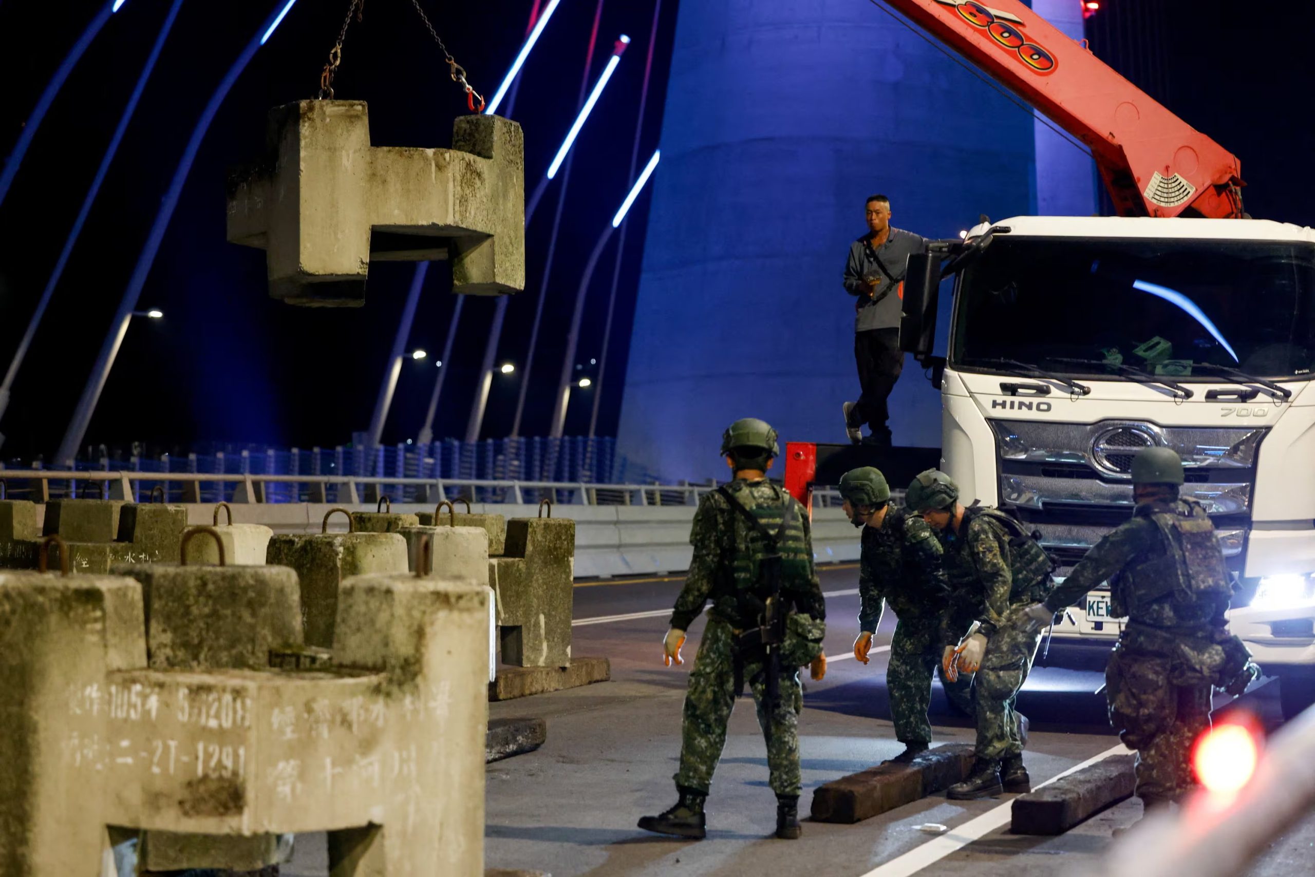 Miembros del ejército de Taiwán llevan a cabo un ejercicio de bloqueo en el puente Danjiang durante las maniobras militares anuales Han Kuang en la ciudad de Nuevo Taipéi, Taiwán, el 6 de agosto de 2026 (REUTERS/Ann Wang)