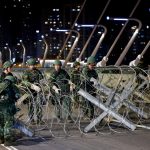 Alambre de púas y barricadas: Taiwán ensayó ejercicios de defensa en un puente estratégico ante un posible ataque del régimen chino